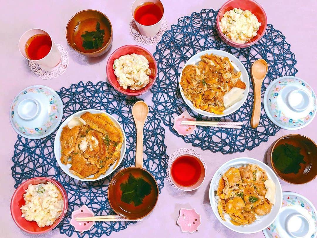 うえむらちかのインスタグラム：「#うえむらちかのおうちごはん﻿ ﻿ 手料理と見せかけて笑﻿ ﻿ 今日は広島にも上陸したピンクの🐼🎀﻿ @foodpandajp でカツ丼&親子丼パーティーしました🎉﻿ ﻿ 注文したのは🍚﻿ ﻿ 全国丼グランプリ金賞受賞！﻿ カツ丼・親子丼専門店﻿ 四代目いろは﻿ ﻿ お店でなかなか食べれない時期が続いてるので﻿ 前から食べてみたかったお店の料理をこうしておうちまで配達してくれるのってぶち嬉しいですよね🤤﻿ ﻿ しかも今ならクーポンコードがたくさん出てるので、めちゃくちゃお得に注文できましたよ👏﻿ ☞クーポンコード「TRYPANDA」﻿ ※初回注文限定500円以上の注文で使える半額クーポン（割引上限1000円）年内12月31日まで有効﻿ ﻿ #テーブルコーディネート は﻿ 「ピンクのもの」を写真に撮ってSNSに投稿すると投稿された写真の中から、フードパンダ1年分のクーポン券を1名様にプレゼント﻿ ということで、私もピンクで頑張ってみました🎀﻿ ﻿ どうどう？バリバリバリ美味しそうでしょ？😍﻿ ﻿ ﻿ #広島デリバリー #広島ランチ #広島ディナー﻿ #デリバリーサービス #デリバリー﻿ #プレキャン #プレゼント企画﻿ #フードパンダ #おうちごはん﻿ #foodpanda #pr #foodstagram﻿ #フードはFUNだ﻿」