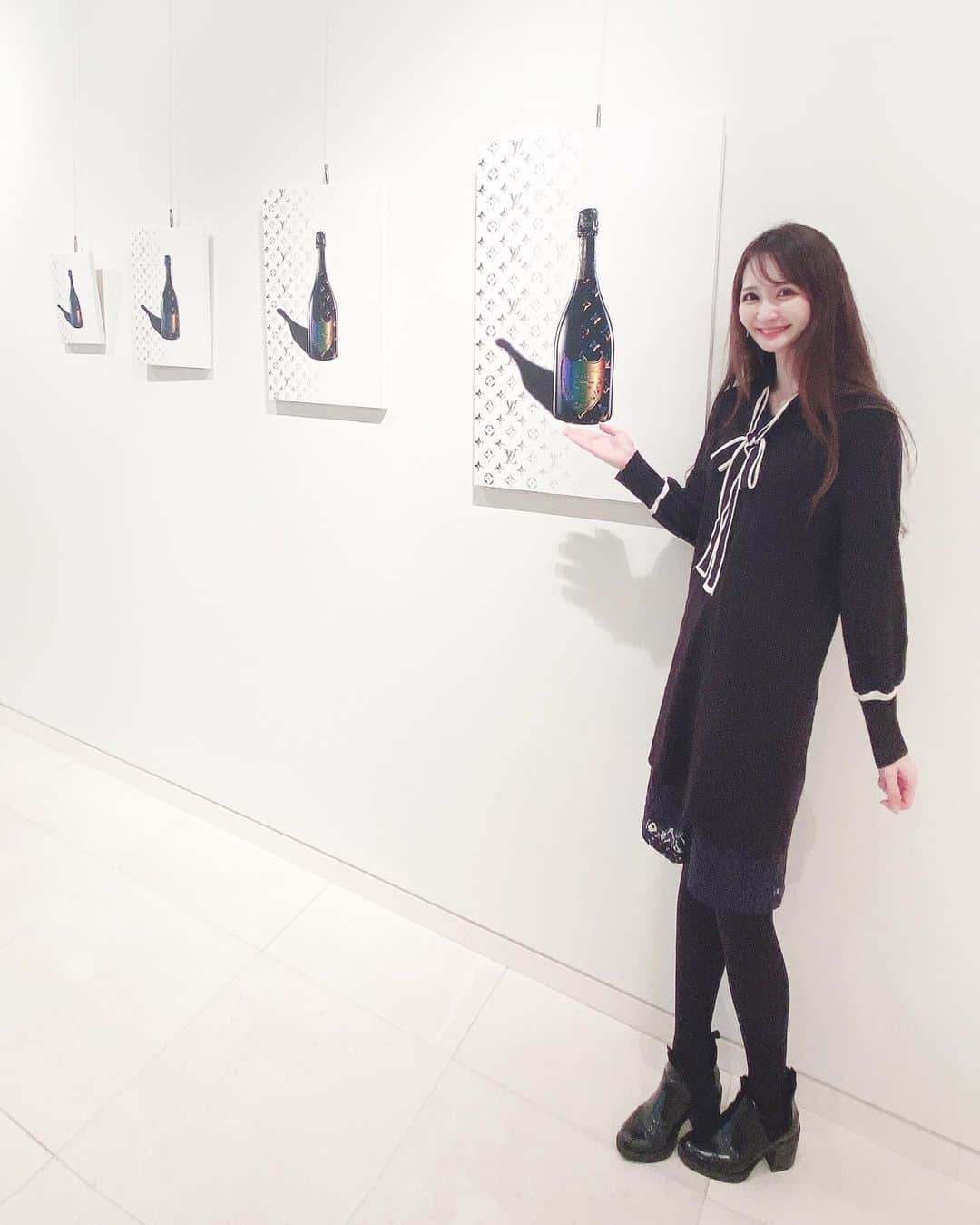 藤後 沙織 とうごさおりのインスタグラム：「先日アートレクスの展示会に行ってきたよ🎨 ・ ブランドロゴと動物のコラボが可愛くて見入ってしまいました🙃 私はヴィトンとシャンパンの組み合わせが気に入ったのでこちらをGETしたよ☻ ・ 1枚絵があるだけでお部屋がおしゃれになって嬉しい😊✨ 紹介コード【AX14S】を入力すると割引特典で10％offになるのでよかったら使ってね♫ ・ #アートレクス#artrex#PR #アート#アートのあるくらし#アートのある生活 #アート#動物たち#ブランドロゴ#インテリア#現代アート」