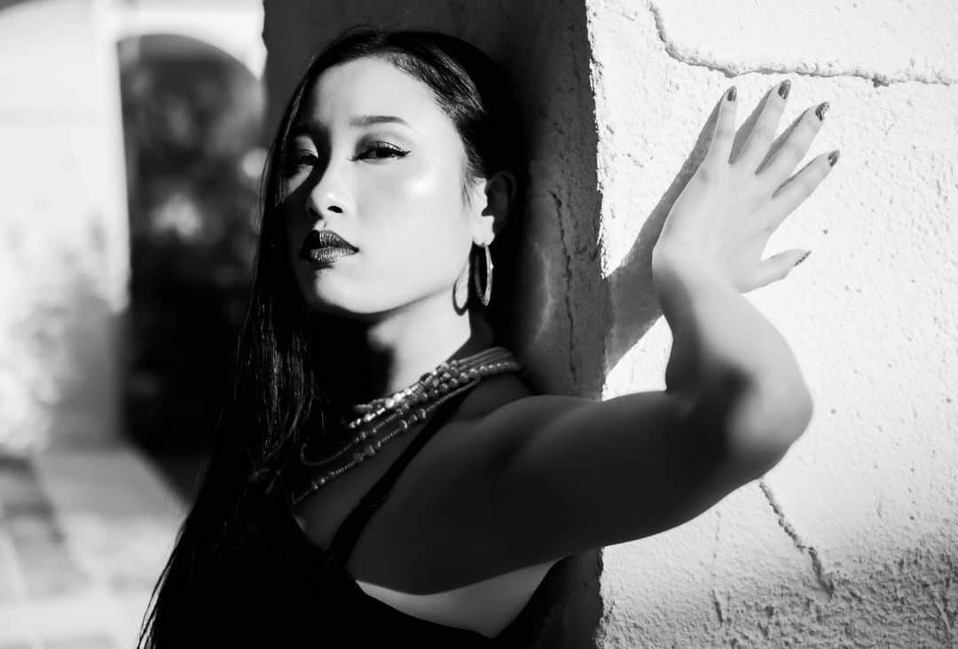 のインスタグラム：「_ ⬜️⬛️⬜️⬛️⬜️⬛️⬜️⬛️⬜️ . Photo by @kantoos_lifestyle . 👗 @immn_____ . . #photo#photograph#photography#dance#dancer #dancerphotography#vogue#voguer#pose#model #fashion#fashionportrait#longhair #blacklonghair#japan#japanesegirl」