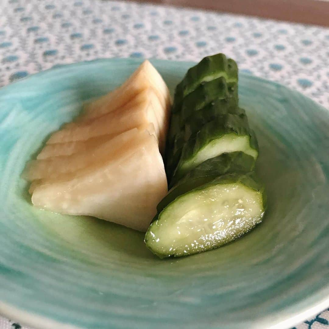 大湯みほさんのインスタグラム写真 - (大湯みほInstagram)「……… 毎日の食生活のバランスは、ぬか漬けの植物性乳酸菌を取り入れることで補うように心がけてます🥒🥕🥬🍆 ・ ぬか漬けには、普段の食生活ではなかなかバランス良く取り入れずらい・食物繊維・ビタミン・鉄分・ミネラルなどが豊富に含まれているので、とってもスーパーfoodだと思いますよ♪ ・ 寒い冬も、免疫力をアップして、身体を温めて、美味しく元気に乗り越えていきましょう！！ ・  #ぬか漬け　#ぬか漬けアレンジ #発酵美食　#発酵食品 #腸内環境　#植物性乳酸菌　#免疫力アップ　#元気な身体は美味しい食事から　#食育　#ぬか漬けマイスター #大湯みほ」11月29日 13時26分 - nukazukemiho0320