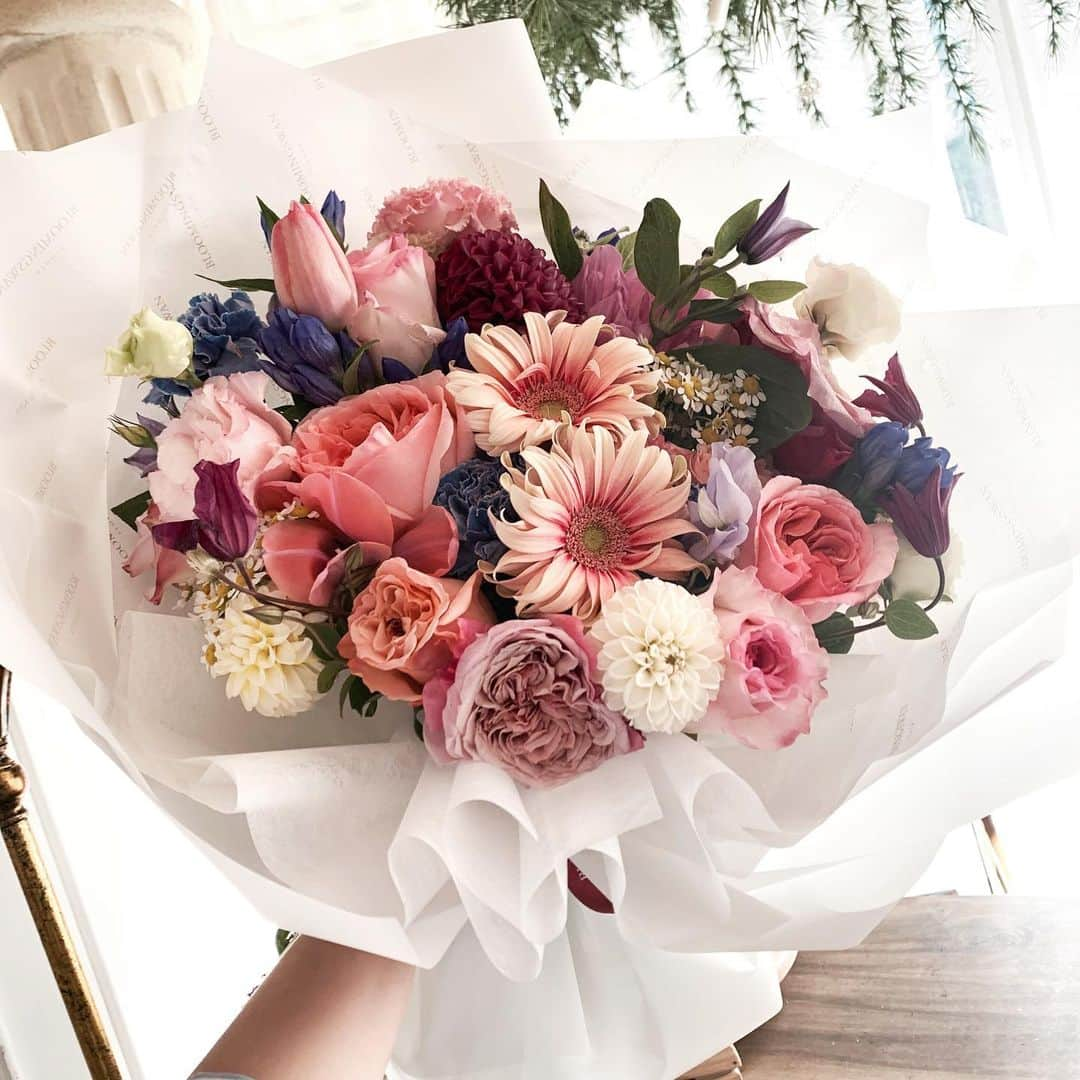 Florist.janeさんのインスタグラム写真 - (Florist.janeInstagram)「블스 시그니처 트로피컬 꽃다발 🧡💛💙❤️  . . . . . . . 👆🏻블스 주문건 경우 배송료는 모두 별도 입니다. . ✌🏻배송 시간은 매번 달라지는 교통 상황에 따라 정각에 맞출  수 없으며 대략적인 시간대에 배송해드립니다.(ex 1시-2시)  👌🏻상품 문의시 원하시는 작품 캡쳐후 문의주시면 빠르게 답변도와드리겠습니다💕  🤟🏻매번 달라지는 꽃 시장 상황에따라 샘플 사진과 100% 동일하게 제작은 어렵습니다. 최대한 비슷하게 또는 사진 보다 더욱 예쁘게 제작해드리니 전적으로 플로리스트 의견을 믿어주세요 🙏🏻  .  . . .  . . #블루밍스완 #꽃스타그램 #꽃집 #꽃다발선물 #꽃다발주문 #프로포즈 #프로포즈꽃다발 #와이프생일 #와이프선물 #결혼기념일 #결혼10주년 #기념일선물 #연예인서포트 #연예인꽃선물 #종방연꽃다발 #꽃다발집중반 #flowers #florist #daily #선물스타그램 #생일선물 #생신선물 #부모님선물」11月29日 13時33分 - jane.florist