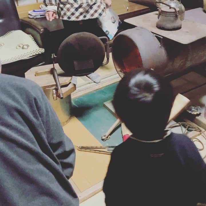 玉城ちはるのインスタグラム：「薪ストーブ初体験でした🌸^_^  千葉さん、吉田さんのおかげで息子と初体験がたくさん出来ました🌸^_^  今時は　木を燃やせるのはもはやお金持ちなのかもしれないと思ったのでした笑笑」