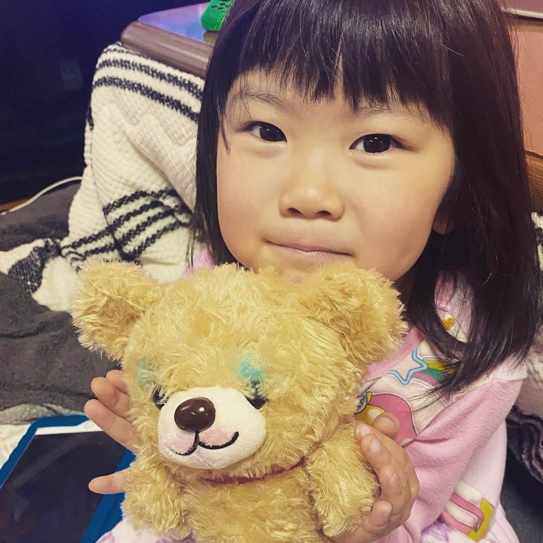 太陽チャンネルのインスタグラム：「おとなしいと思ったら ぬいぐるみにメイクしてた😂🤣 可愛いね♡ #年子 #太陽チャンネル」