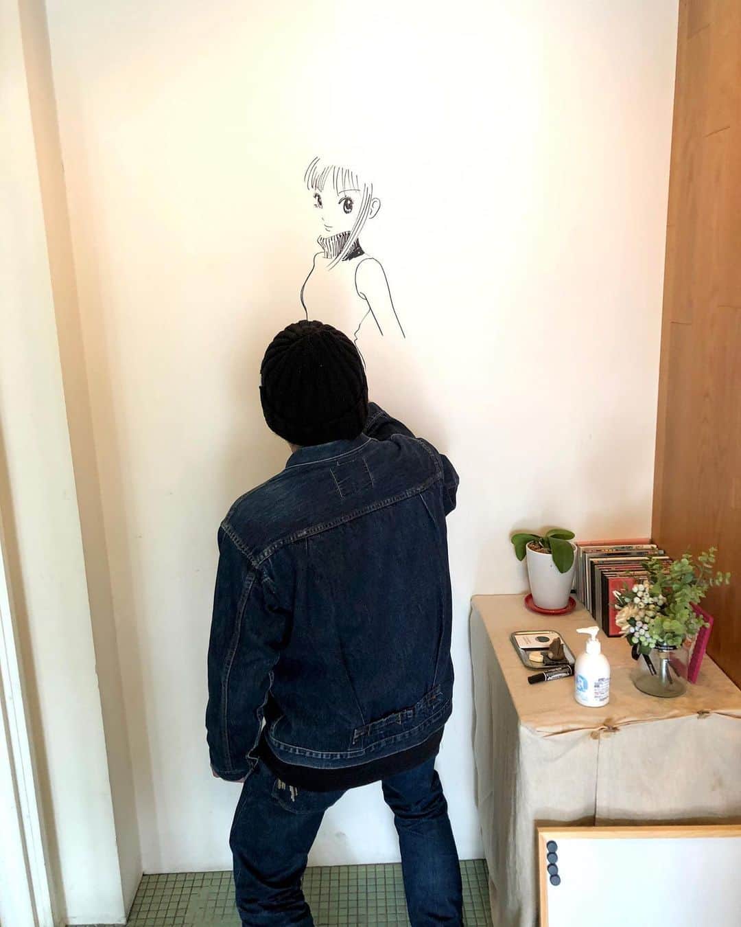 江口寿史のインスタグラム：「いやー熊本でも描いた描いた。 今、熊本で一番のお洒落エリア上乃裏通りのカフェ、ファンタイムさん( @cafe.funtime )にて。」