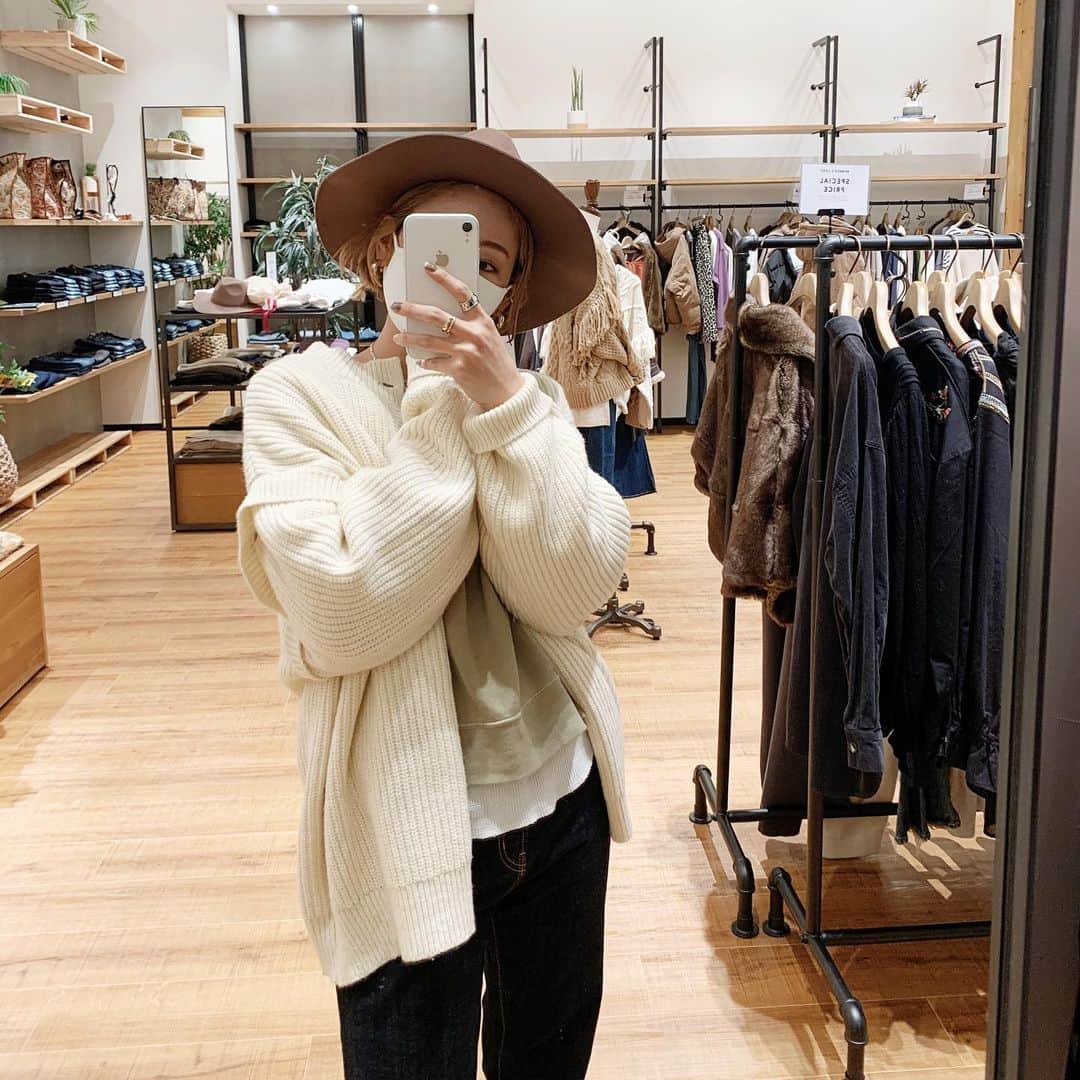 のインスタグラム：「・ ・ 3wayニットは実質4way😳 んっ？ベストにして開ける事もできれば5way😳 ・ タポタポお袖が可愛い🤭♥️ ・ #ungrid#ungridコーデ #ungrid_official  #coordinate#outfit#ニット #畦編みニット #ニットカーディガン」