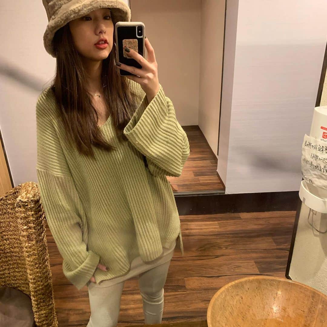松本さゆきのインスタグラム：「iPhone落としたら外側カメラ壊れた。 変な黒い影が入るようなってしまったよ🥺」