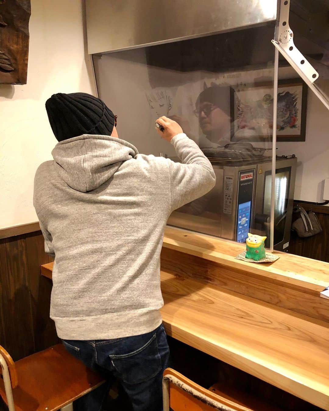 江口寿史のインスタグラム：「熊本の美味しい居酒屋晴屋( @haruya.kumamoto )さんにも。 ３枚め、４枚めは店のお手伝いしてる娘さんのミナちゃん高2。と、彼女が描いてくれた和田ラヂヲ作のようなオレ笑」