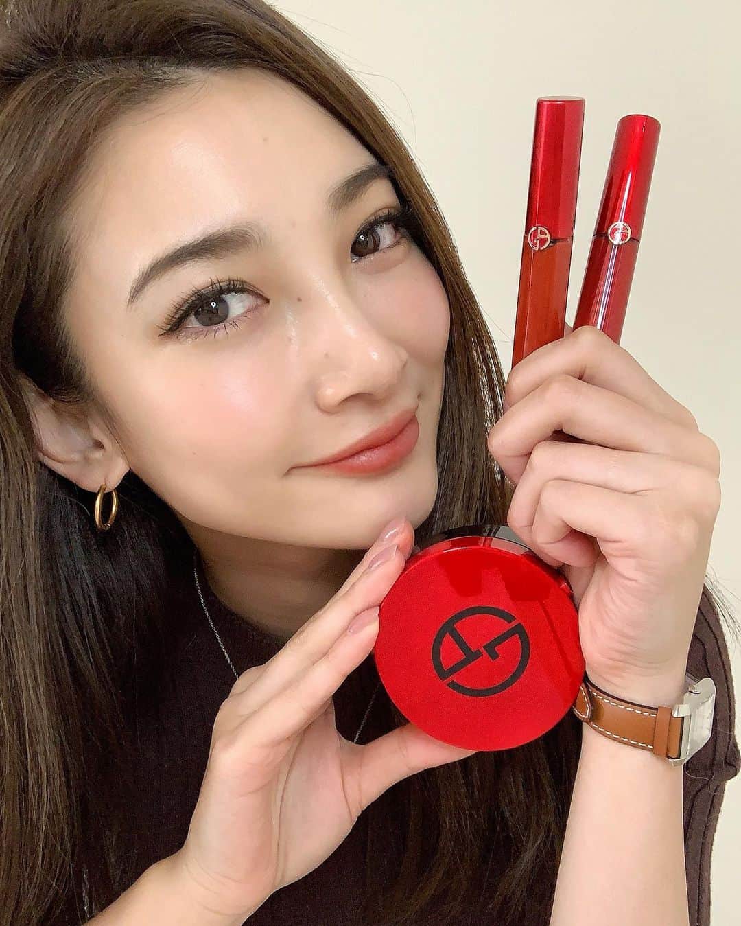 里海のインスタグラム：「突然の顔面アップで、近くてすいませんw😂  私のお気に入りシリーズが とどいたー❤️嬉しい❤️  前に乗り出しててすいません  グロスは、いつも使っているんだけど、  何気に、アルマーニのクッションファンデは初めてで🥰🥰  使ってたみたら、最高でした😍  オススメです❤️  #armanibeauty  #アルマーニビューティ  @armanibeauty」