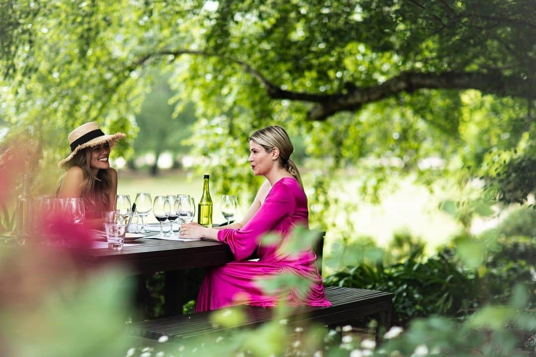 RJMStyleのインスタグラム：「Such a beautiful day at Joseph Chromy winery in Tasmania where we enjoyed lunch. I had oysters (there is nothing better then the #Tasmanianoysters OMG!!) followed by a lush cheese platter for desert. 🦪🧀  The staff then set up a wine tasting while the kids ran around in the beautiful garden. The wines were delicious, especially the rose.」