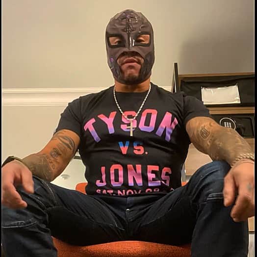 レイ・ミステリオ・ジュニアのインスタグラム：「Love the new T @rootsoffight 🔥🙏🏼🔥 It’s that time!! @miketyson -Vs- @royjonesjrofficial  #LetsGo」