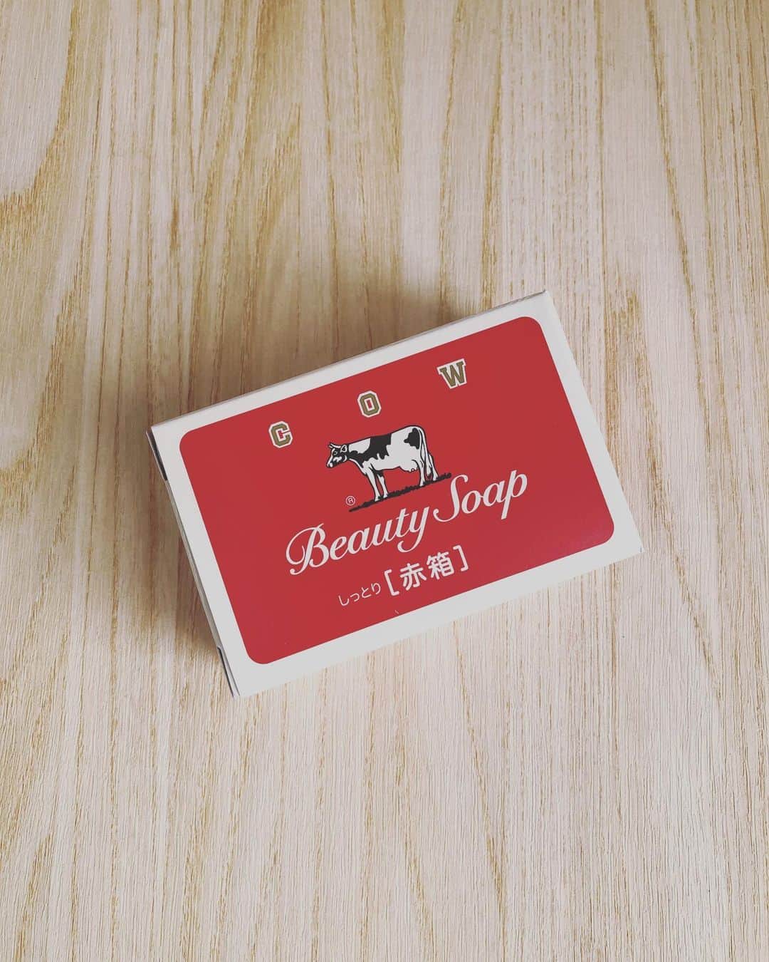 益田麻衣のインスタグラム：「赤箱はじめました！ 洗顔用に♡  この箱をみているだけで、なんだかクリスマス感アップ🎄  12/1から限定品も発売されるので、楽しみ〜  @cowakacp   #赤箱 #赤箱女子 #カウブランド #カウブランド赤箱 #スキンケア #洗顔石鹸」