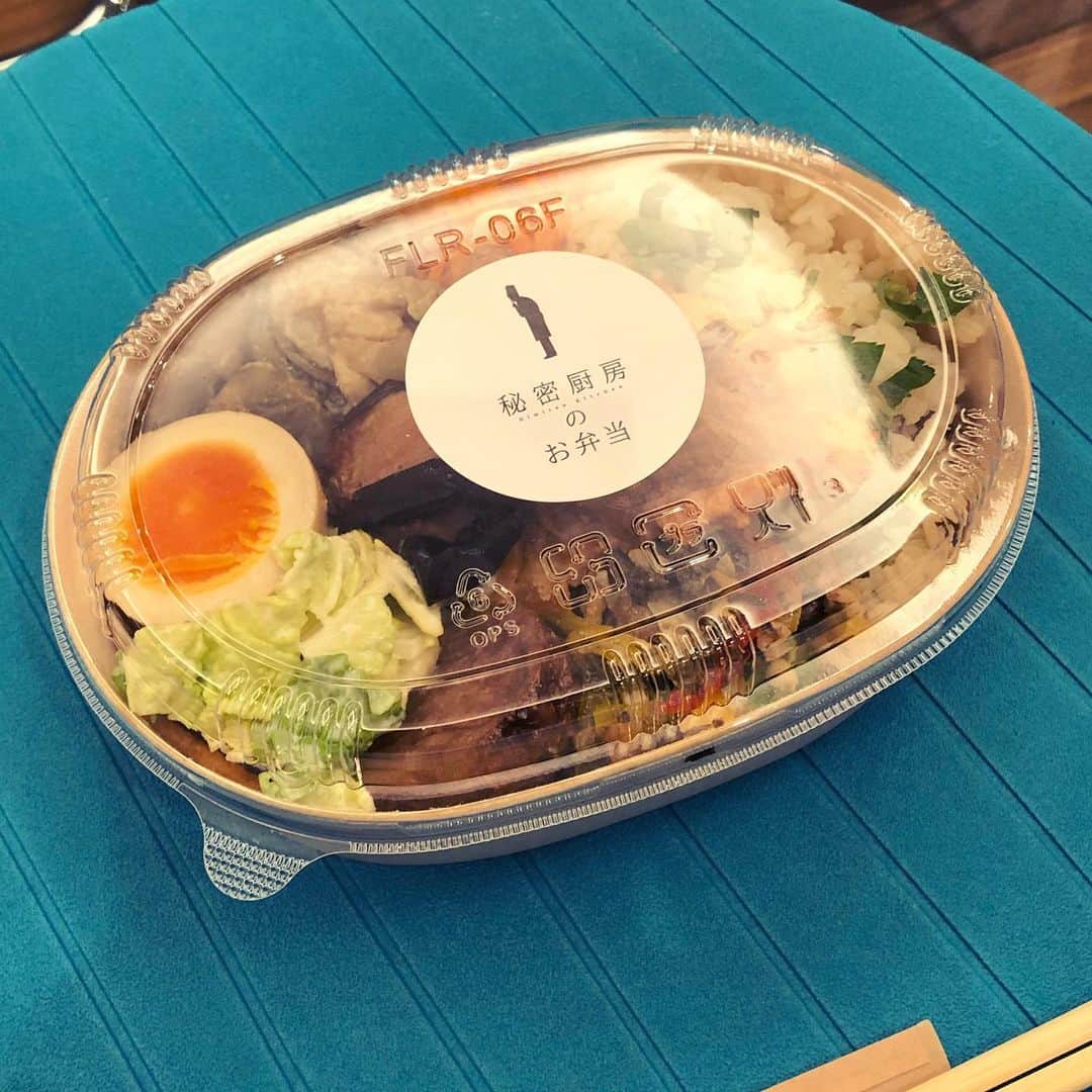 岡田育さんのインスタグラム写真 - (岡田育Instagram)「Yesterday’s catering bento box by Himitsu Kitchen 🍱🥢 . ジョーさんにいただいた昨日のお弁当おいしかったなー、以前住んでた部屋のすぐすぐすぐ近所、武蔵小山平和通りに実店舗があるそうです。本番前に夢中で食べたので蓋開けた後の写真がない、瞬殺！笑。 #秘密厨房のお弁当  @himitsukitchen_food #japanesebento #bentobox #shootcatering」11月29日 13時47分 - okadaic