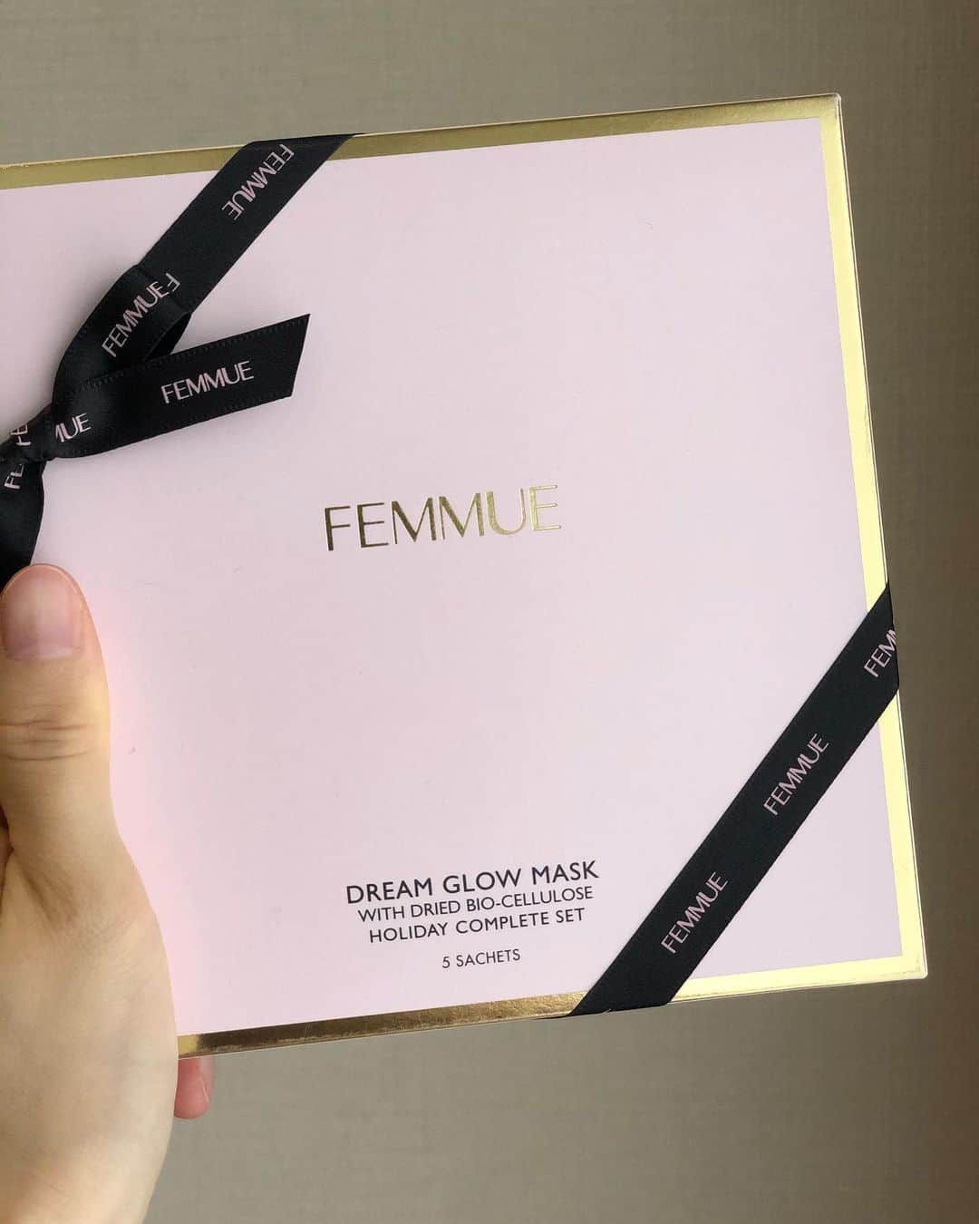 英玲奈のインスタグラム：「大好きな、 @femmue_japan  のシートマスク。 ホリデーコンプリートセットだってー！ 最高のギフト！ 本当にどのマスクも優秀すぎるので、 みんなにプレゼントしたいなぁ╰(*´︶`*)╯♡」