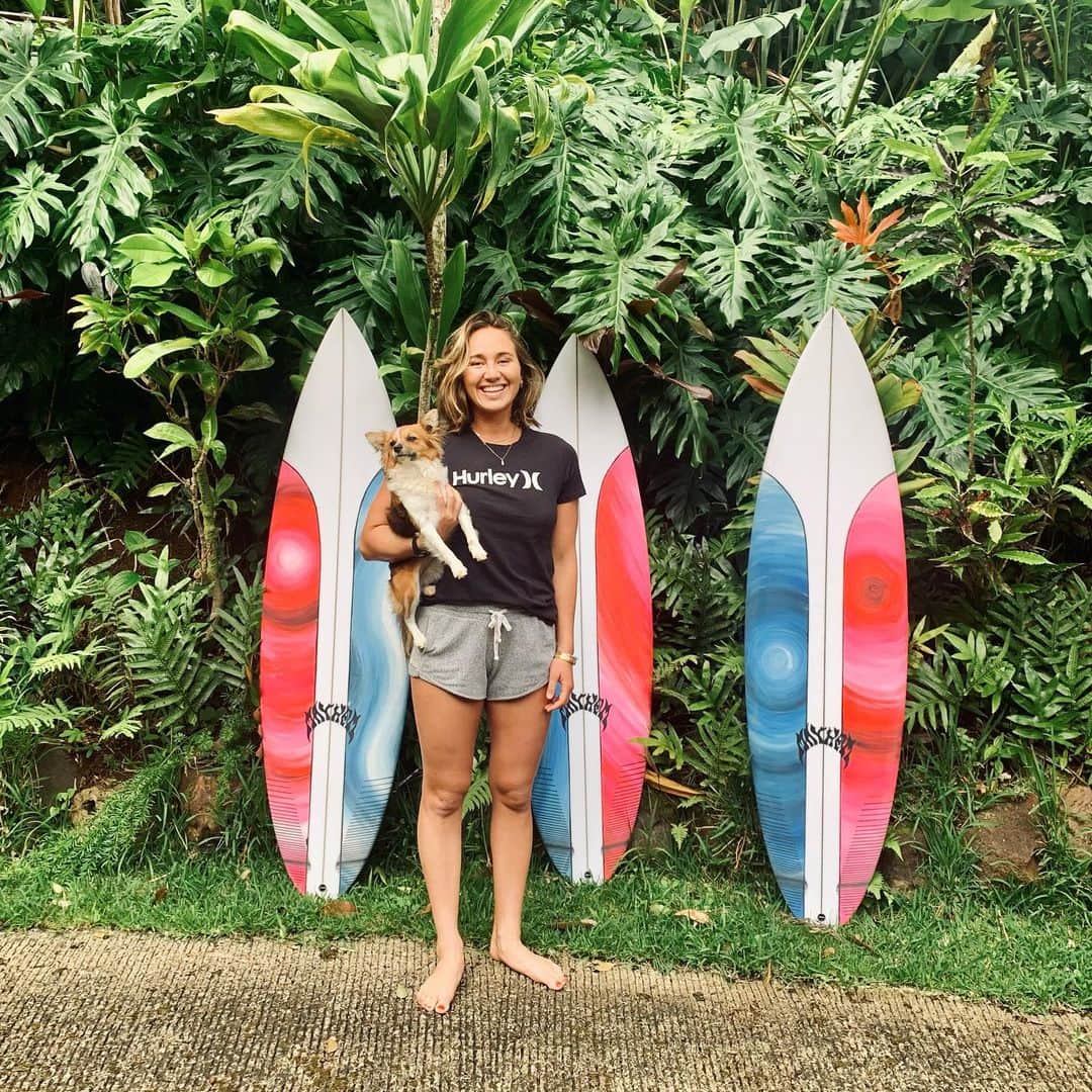 カリッサ・ムーアのインスタグラム：「Freshies made it just in time! Thank you thank you thank you @mayhemsurfboards_mattbiolos @artbyryder ❤️🥰」