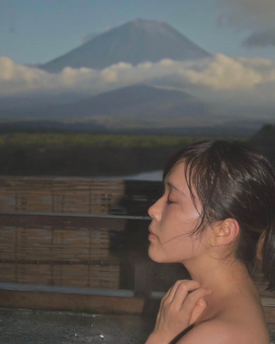 のインスタグラム：「. . . . fuji! . . . . . . . . . . . . . . . . . . . . . . . . . . . . . . . . . . . #富士山#富士#ふじさん #fuji#fujisan#mtfuji #mtfujijapan #onsen#温泉#hotsprings #hotspring #温泉女子 #温泉旅行 #おんせん#お風呂好き #womanphoto  #girlportrait  #cameraman  #photoshoot  #photographer  #asianbeauty  #asianmodel  #japanesegirl  #japanesewoman #グラビア#グラビアアイドル#グラビア撮影#japanesebeauty #canon」
