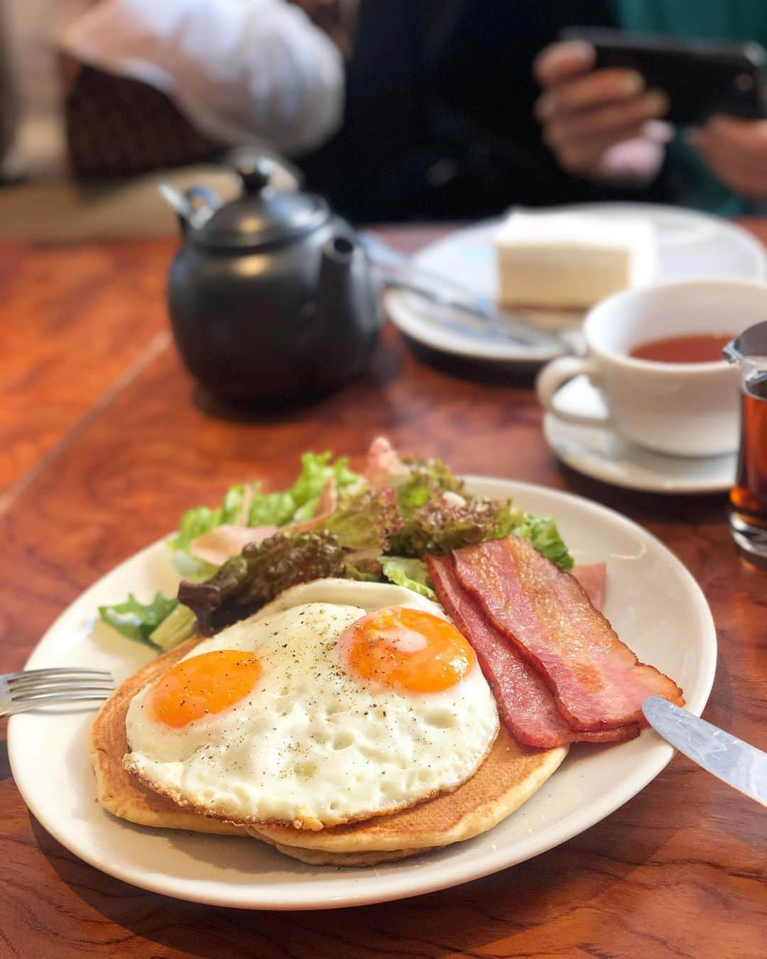 堀田ゆい夏さんのインスタグラム写真 - (堀田ゆい夏Instagram)「. こういうの、久しぶりに食べた❗️ 甘いしょっぱいのコラボ、やっぱり好きだー😆  @megan_bar_patisserie   . 昔、初めて映画とかで ホットケーキ（当時はパンケーキなんて呼んでなかったw）に、ベーコンとメープルシロップとかかけちゃってるアメリカ人を見て、 ひぇ😱 となったんだけど、 好奇心の塊なので さっそく真似したら 美味しいのなんのって！笑 懐かしいね。。。 今年の夏からちょっとヴィーガンだったけど 色々思うことあって やっぱり外では好きに食べてる笑 ありがたく、いただきます♡  #宇宙人女子会#渋谷#閉店までいたよ#あぁぁぁ #あんなことやこんなこと#話#気付き#好きなこと#カフェ#ジャンク#パンケーキ#cafe#pancakes」11月29日 13時51分 - yuika_a0902