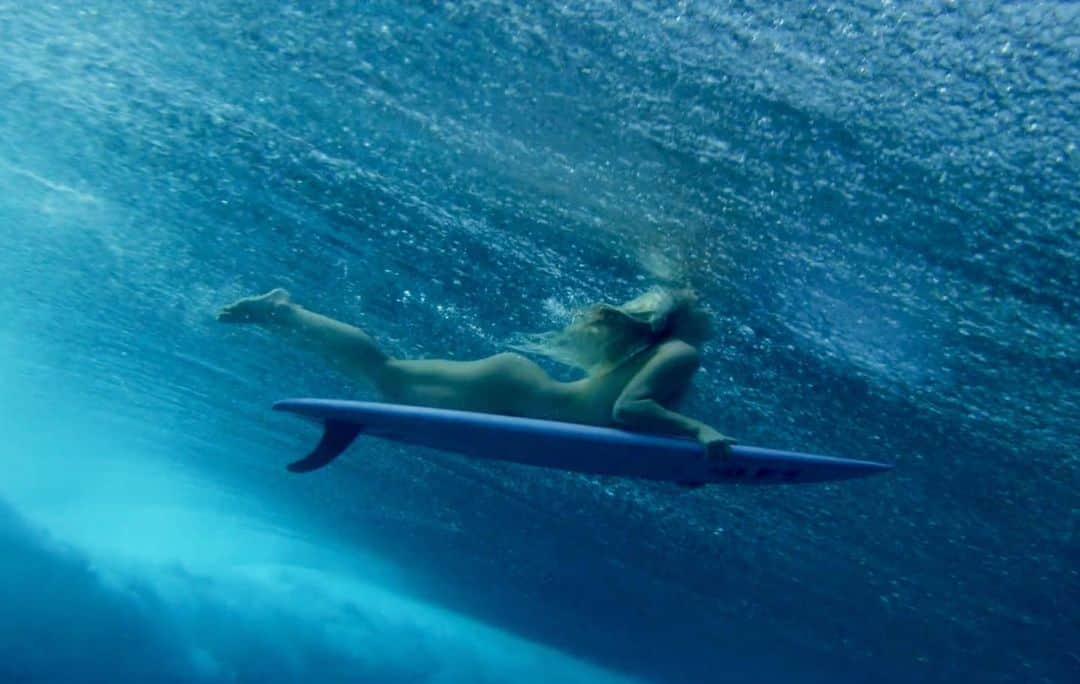 フェリシティー・パルマティアーのインスタグラム：「Surrendering to the ocean is freedom for me. Think less, feel more, stay connected. Frame grab: @fetchfilms #FlickPalmateerSkinDeep」