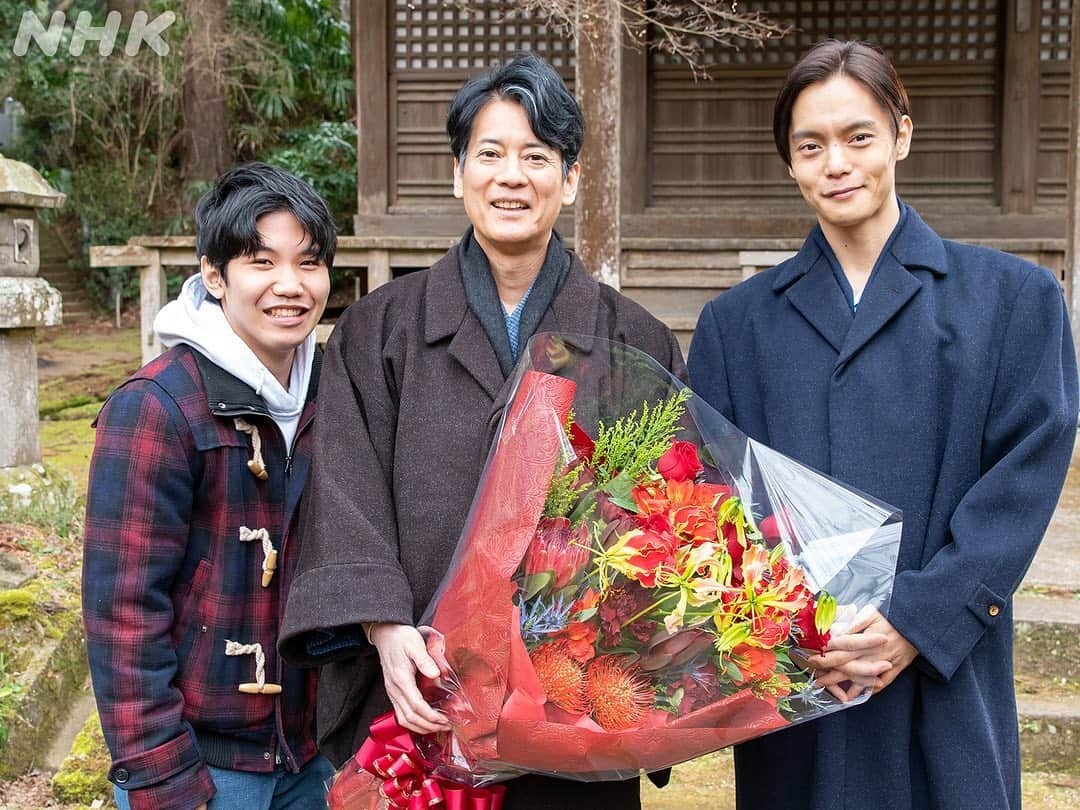 NHK 連続テレビ小説「エール」のインスタグラム：「裕一の父・三郎役 #唐沢寿明 さん、母・まさ役 #菊池桃子 さん✨  息子たちにたくさんの愛を注いだ２人です👨‍👩‍👦‍👦  #朝ドラエール #窪田正孝 #佐久本宝」