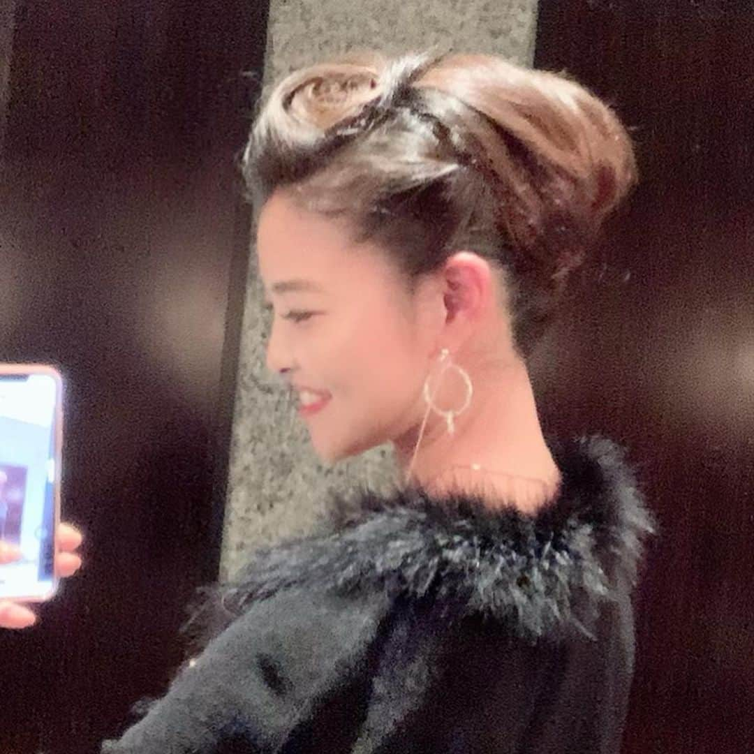 吉田玲奈さんのインスタグラム写真 - (吉田玲奈Instagram)「ヘアアレンジは得意なんだけど2度と同じにはできないのが悩み😅 #髪の毛アレンジ  #髪アップスタイル  #夜会巻き ？ #ヘアスタイル #自己流ヘアアレンジ」11月29日 14時07分 - reina.yoshida.ciel.1218