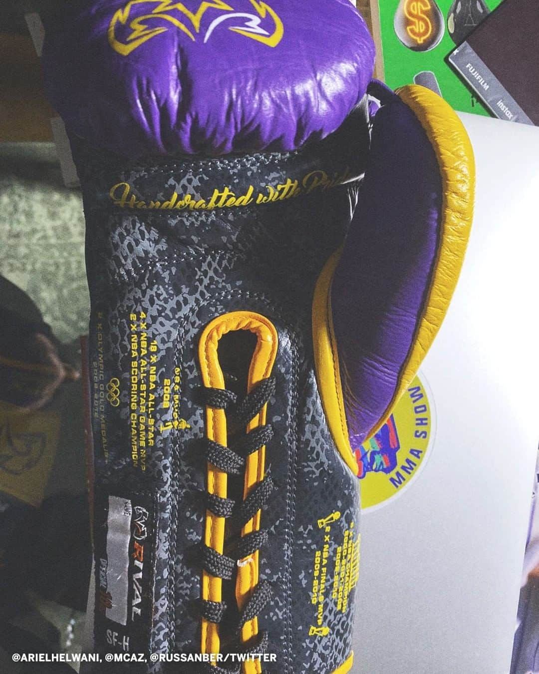 espnさんのインスタグラム写真 - (espnInstagram)「Roy Jones Jr. is fighting Mike Tyson at the Staples Center on Saturday night and honoring Kobe Bryant with his gloves 🐍 @espnringside @arielhelwani」11月29日 14時03分 - espn