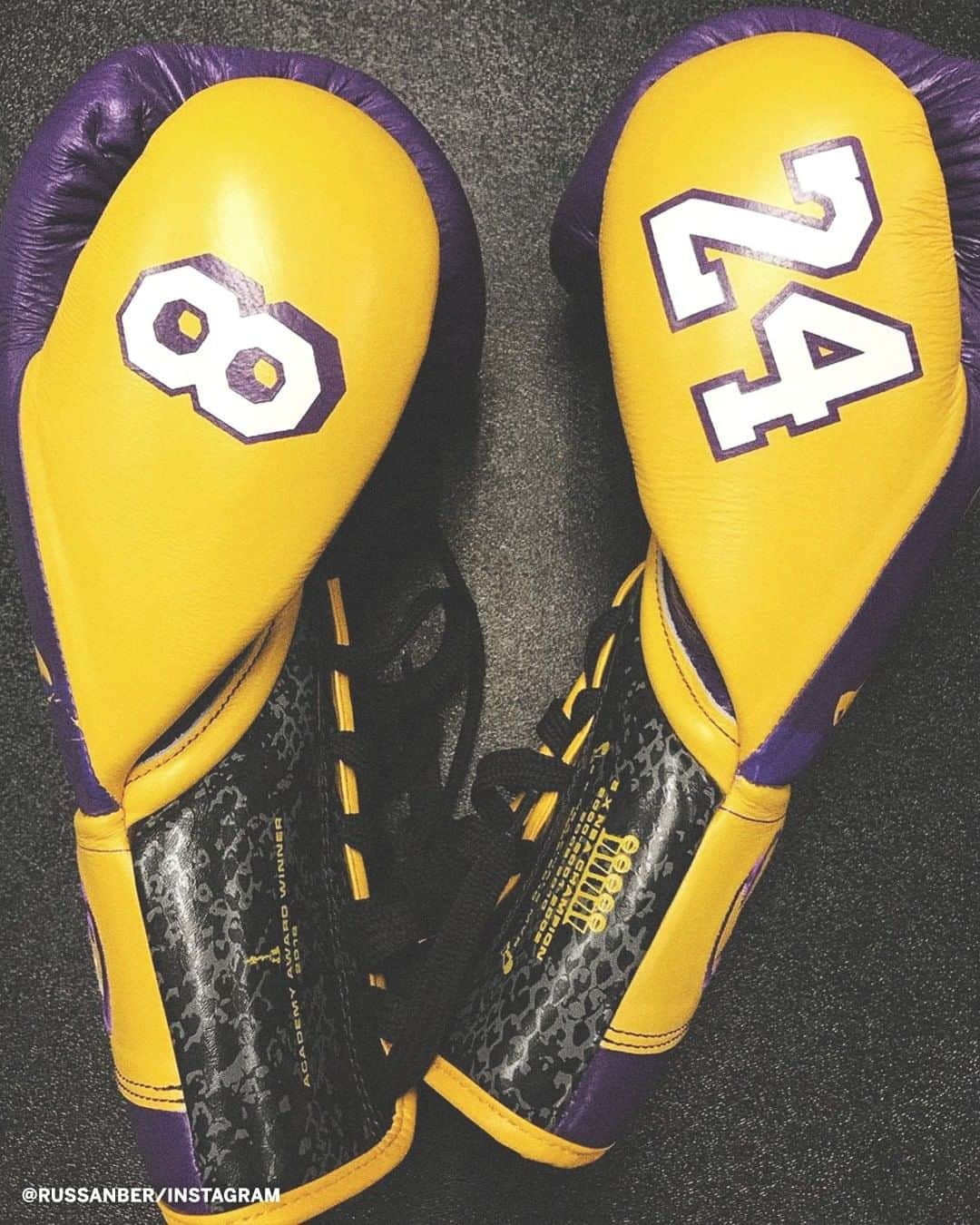 espnさんのインスタグラム写真 - (espnInstagram)「Roy Jones Jr. is fighting Mike Tyson at the Staples Center on Saturday night and honoring Kobe Bryant with his gloves 🐍 @espnringside @arielhelwani」11月29日 14時03分 - espn