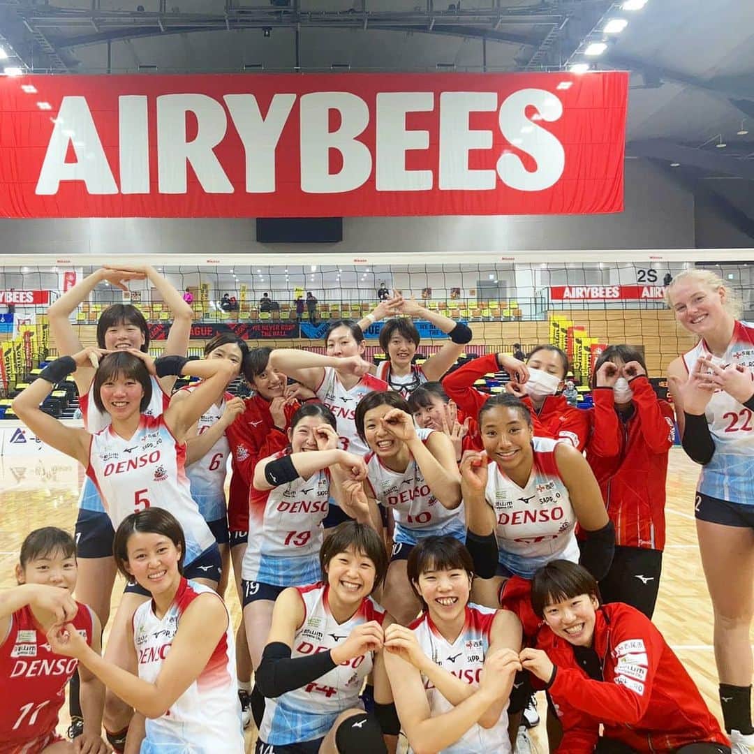 井上琴絵のインスタグラム：「. 🐝8勝目🐝 . #ホームゲーム 2日目 今日もたくさんの応援 本当にありがとうございました❤ . 初めての札幌ホームゲームで 2連勝できて本当に良かったです。 . 感染拡大し、札幌への往来も規制されていて、 残念ながら来れなかった方もいると思いますが😢 たくさんの方が試合を見に来てくださったことも 凄く嬉しかったです❤ . . 来週から、2LEGが始まります。 また次の1勝に向けてがんばります☺ . . #デンソーエアリービーズ #🏐 #🐝#8勝目#ぜんぜん8になってない #北海道#札幌#Vリーグ#バレーボール #ホームゲーム2連勝#試合ができる喜び #感謝#☺#1Leg終わり#8勝3敗25P . #8thwins#KeepGoing #StepByStep#Libero #Volleyball#Vleague #DENSOairybees#DENSO #Hokkaido#Sapporo」