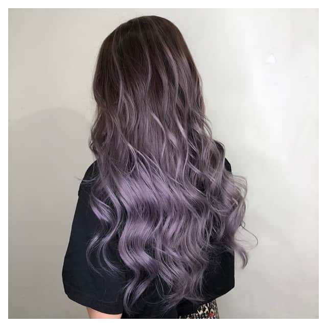 フェフ姉さんのインスタグラム：「今年最後の美容室に行って参る👩‍🎤🧑‍🎤 . . もう12月になるのか…☃️❄️ . . 今年1年は振り返ると、(挑戦)がテーマな1年だったなあ🤼‍♀️🦠 . . みんなは何だろう(^-^) . . そして、来年はどんな1年になるんだろう(^-^) _ #ラピス#渋谷#haircolor#purplehair  #美容室納め行ってきます(^-^)」