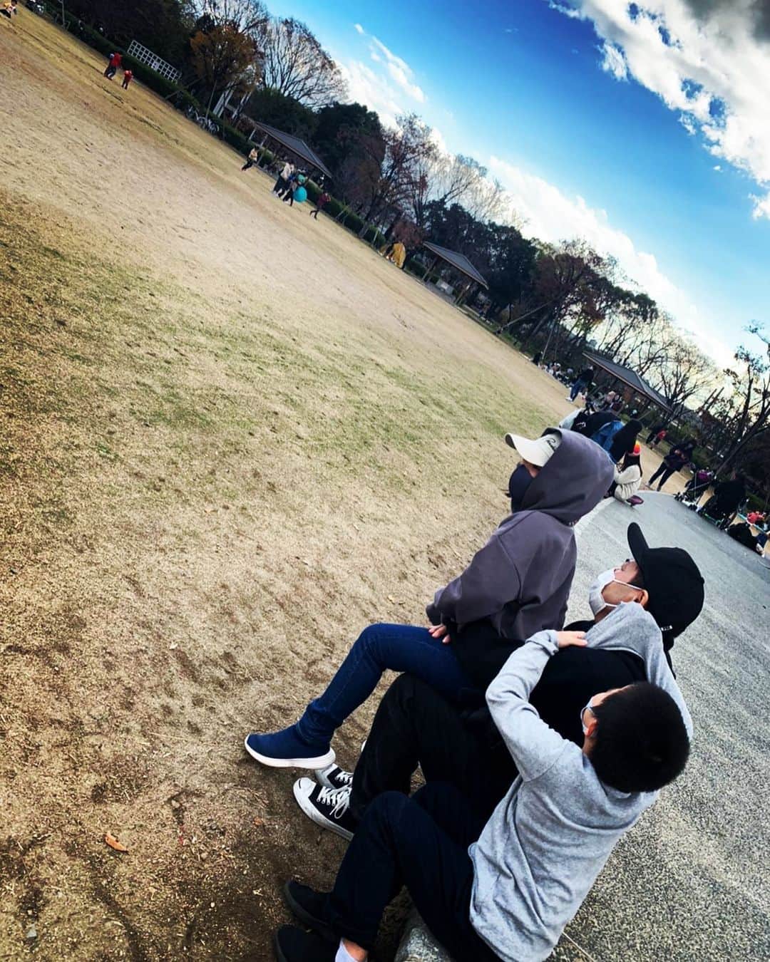 こーいちのインスタグラム：「2人の成長は嬉しいけどずっとこのままでって思う時もあったりする。 大人になっても相手してね。 まじで。  #娘が俺の膝の上に座りに来てくれて嬉しかったのはここだけの話 #息子のチンコが島らっきょうの形に似てるってのはここだけではなく友達まで知れ渡ってるって話」