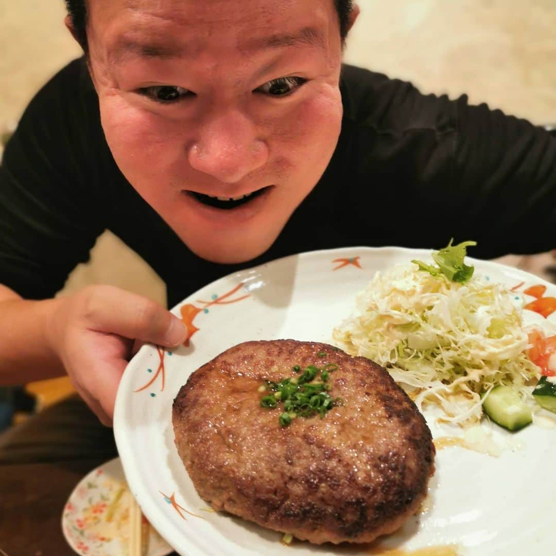 中園健士さんのインスタグラム写真 - (中園健士Instagram)「【お金がないから無理】﻿ 中園有料コミュニティでの石垣島2泊3日﻿ 招待旅行終了！楽しかった！﻿ 明日から竹富島、西表島、小浜島、﻿ 黒島にのんびり１人旅します。﻿ さて、﻿ よく聞くのがこれ。﻿ お金がないから出来ない。﻿ そして時間がないから出来ない。﻿ も多いですねー。﻿ まずこの思考を辞めた方が﻿ いいと思うわけです。﻿ お金がないから出来ない、﻿ 時間がないから出来ない。﻿ ﻿ 　﻿ いやいや、だからやるんでしょｗ﻿ 　﻿ 今のあなたがそういう状態であれば﻿ ずっとお金がない、時間がない、﻿ という生活を続けていくことを﻿ 宣言しているようなものです。﻿ 　﻿ この時期で言うと﻿ 「宝くじが当たればなぁ。。。」﻿ 　﻿ とか。﻿ 　﻿ ドMなんじゃないだろうか？﻿ と思うんですよね。。。﻿ ﻿ 　﻿ 満員電車に毎日詰め込まれて﻿ 家と会社の往復で﻿ 消耗して家族の為に﻿ 働いて、自分を犠牲にして、、、。﻿ 　﻿ 　﻿ という生活をずっと﻿ やり続ける、という選択肢を﻿ 選んでる訳です。﻿ 　﻿ 　﻿ 全てを得ることって﻿ 初期の頃って難しいんですよね。﻿ 　﻿ 　﻿ 時間がないのに﻿ ネットサーフィンしたり﻿ スマホゲームしたり。﻿ 　﻿ 　﻿ 晩酌したり、﻿ テレビ見たり、無駄な﻿ 飲み会行ったり、﻿ 休日は家でダラダラ過ごしたり。﻿ 　﻿ 　﻿ 時間というのは自分で﻿ 作り出すもの。﻿ 　﻿ 　﻿ 上記のことを﻿ 断捨離して、犠牲にして﻿ 副業なりに全力で時間を捧げる。﻿ 　﻿ 　﻿ 一生じゃないんですよ。﻿ 半年間でも１年間でも﻿ 限定でバッサリ捨てて﻿ 取り組む、位の気概がある人は﻿ そりゃ稼げるようになりますよ。﻿ 　﻿ 　﻿ だってそんな人ほとんどいないから。﻿ 　﻿ 　﻿ 表面上の﻿ 「誰でも隙間時間で簡単に〜」﻿ 「好きなことだけして好きなことを収入に〜」﻿ 「楽して簡単スマホクリックで◯◯円〜」﻿ 　﻿ 　﻿ とか﻿ いつまで脳内お花畑なことに﻿ 騙され続けてるんだろう。﻿ 　﻿ 　﻿ と感じる訳です。﻿ 　﻿ 　﻿ 努力しようよ。﻿ お金を稼ぐことは﻿ 簡単じゃない。﻿ 　﻿ 　﻿ でも１００％全員﻿ 誰にでも出来ることです。﻿ ﻿ 　﻿ お金がないからできない。﻿ 時間がないからできない。﻿ って人は﻿ 基本的には﻿ お金があっても時間があっても﻿ 出来ない人多い気がしますね。  #稼ぎたい人  #稼ぎたい方募集中  #稼ぎ方  #稼ぎたい女子  #稼ぎたい  #稼ぎたいです  #稼ぎたい方  #稼ぐ女子  #稼ぐ方法  #稼ぐ女の子  #稼ぐ手段  #稼ぐ主婦  #稼ぐ力  #稼ぐママ  #稼ぐ女性」11月29日 19時40分 - nakazono.kenji