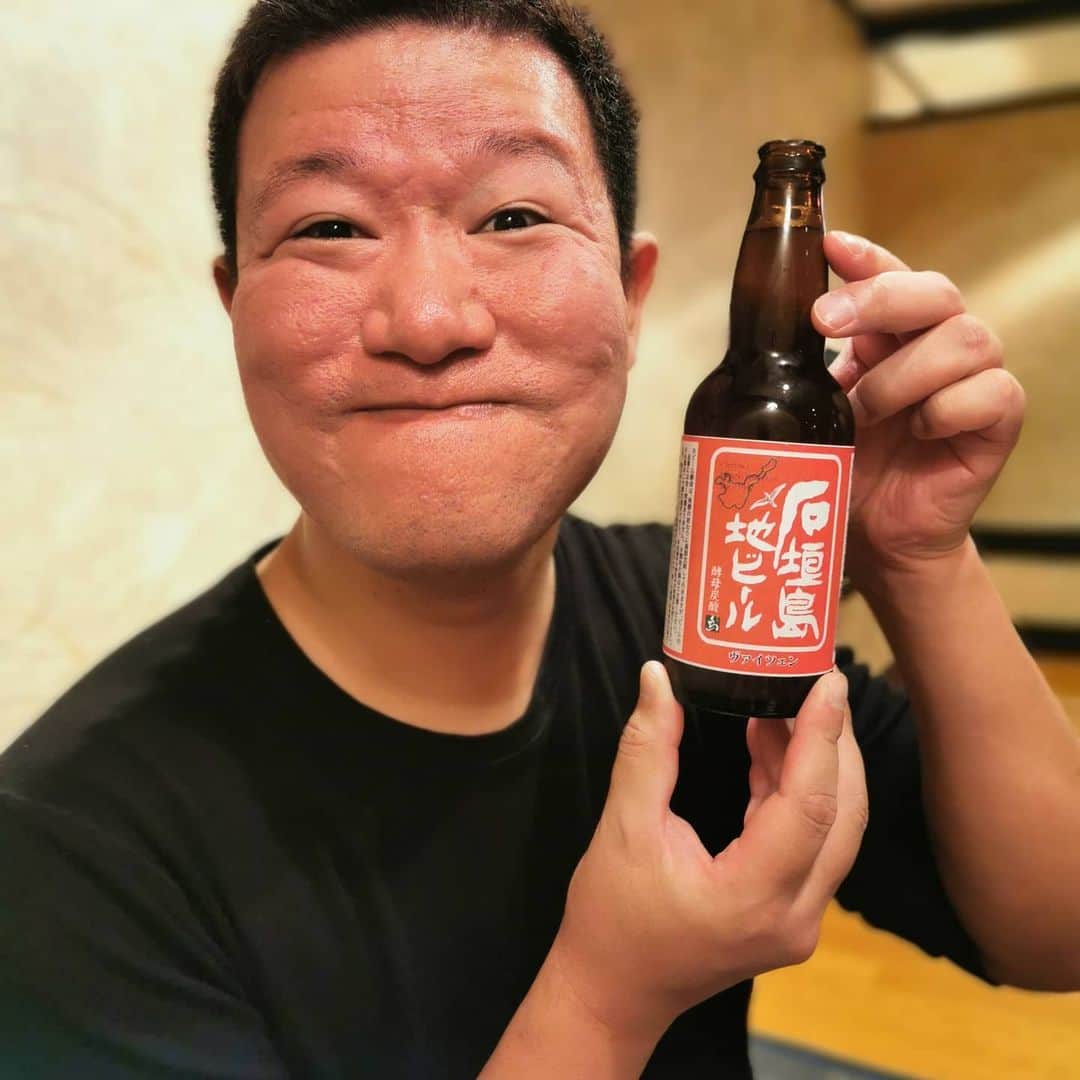 中園健士さんのインスタグラム写真 - (中園健士Instagram)「【お金がないから無理】﻿ 中園有料コミュニティでの石垣島2泊3日﻿ 招待旅行終了！楽しかった！﻿ 明日から竹富島、西表島、小浜島、﻿ 黒島にのんびり１人旅します。﻿ さて、﻿ よく聞くのがこれ。﻿ お金がないから出来ない。﻿ そして時間がないから出来ない。﻿ も多いですねー。﻿ まずこの思考を辞めた方が﻿ いいと思うわけです。﻿ お金がないから出来ない、﻿ 時間がないから出来ない。﻿ ﻿ 　﻿ いやいや、だからやるんでしょｗ﻿ 　﻿ 今のあなたがそういう状態であれば﻿ ずっとお金がない、時間がない、﻿ という生活を続けていくことを﻿ 宣言しているようなものです。﻿ 　﻿ この時期で言うと﻿ 「宝くじが当たればなぁ。。。」﻿ 　﻿ とか。﻿ 　﻿ ドMなんじゃないだろうか？﻿ と思うんですよね。。。﻿ ﻿ 　﻿ 満員電車に毎日詰め込まれて﻿ 家と会社の往復で﻿ 消耗して家族の為に﻿ 働いて、自分を犠牲にして、、、。﻿ 　﻿ 　﻿ という生活をずっと﻿ やり続ける、という選択肢を﻿ 選んでる訳です。﻿ 　﻿ 　﻿ 全てを得ることって﻿ 初期の頃って難しいんですよね。﻿ 　﻿ 　﻿ 時間がないのに﻿ ネットサーフィンしたり﻿ スマホゲームしたり。﻿ 　﻿ 　﻿ 晩酌したり、﻿ テレビ見たり、無駄な﻿ 飲み会行ったり、﻿ 休日は家でダラダラ過ごしたり。﻿ 　﻿ 　﻿ 時間というのは自分で﻿ 作り出すもの。﻿ 　﻿ 　﻿ 上記のことを﻿ 断捨離して、犠牲にして﻿ 副業なりに全力で時間を捧げる。﻿ 　﻿ 　﻿ 一生じゃないんですよ。﻿ 半年間でも１年間でも﻿ 限定でバッサリ捨てて﻿ 取り組む、位の気概がある人は﻿ そりゃ稼げるようになりますよ。﻿ 　﻿ 　﻿ だってそんな人ほとんどいないから。﻿ 　﻿ 　﻿ 表面上の﻿ 「誰でも隙間時間で簡単に〜」﻿ 「好きなことだけして好きなことを収入に〜」﻿ 「楽して簡単スマホクリックで◯◯円〜」﻿ 　﻿ 　﻿ とか﻿ いつまで脳内お花畑なことに﻿ 騙され続けてるんだろう。﻿ 　﻿ 　﻿ と感じる訳です。﻿ 　﻿ 　﻿ 努力しようよ。﻿ お金を稼ぐことは﻿ 簡単じゃない。﻿ 　﻿ 　﻿ でも１００％全員﻿ 誰にでも出来ることです。﻿ ﻿ 　﻿ お金がないからできない。﻿ 時間がないからできない。﻿ って人は﻿ 基本的には﻿ お金があっても時間があっても﻿ 出来ない人多い気がしますね。  #稼ぎたい人  #稼ぎたい方募集中  #稼ぎ方  #稼ぎたい女子  #稼ぎたい  #稼ぎたいです  #稼ぎたい方  #稼ぐ女子  #稼ぐ方法  #稼ぐ女の子  #稼ぐ手段  #稼ぐ主婦  #稼ぐ力  #稼ぐママ  #稼ぐ女性」11月29日 19時40分 - nakazono.kenji