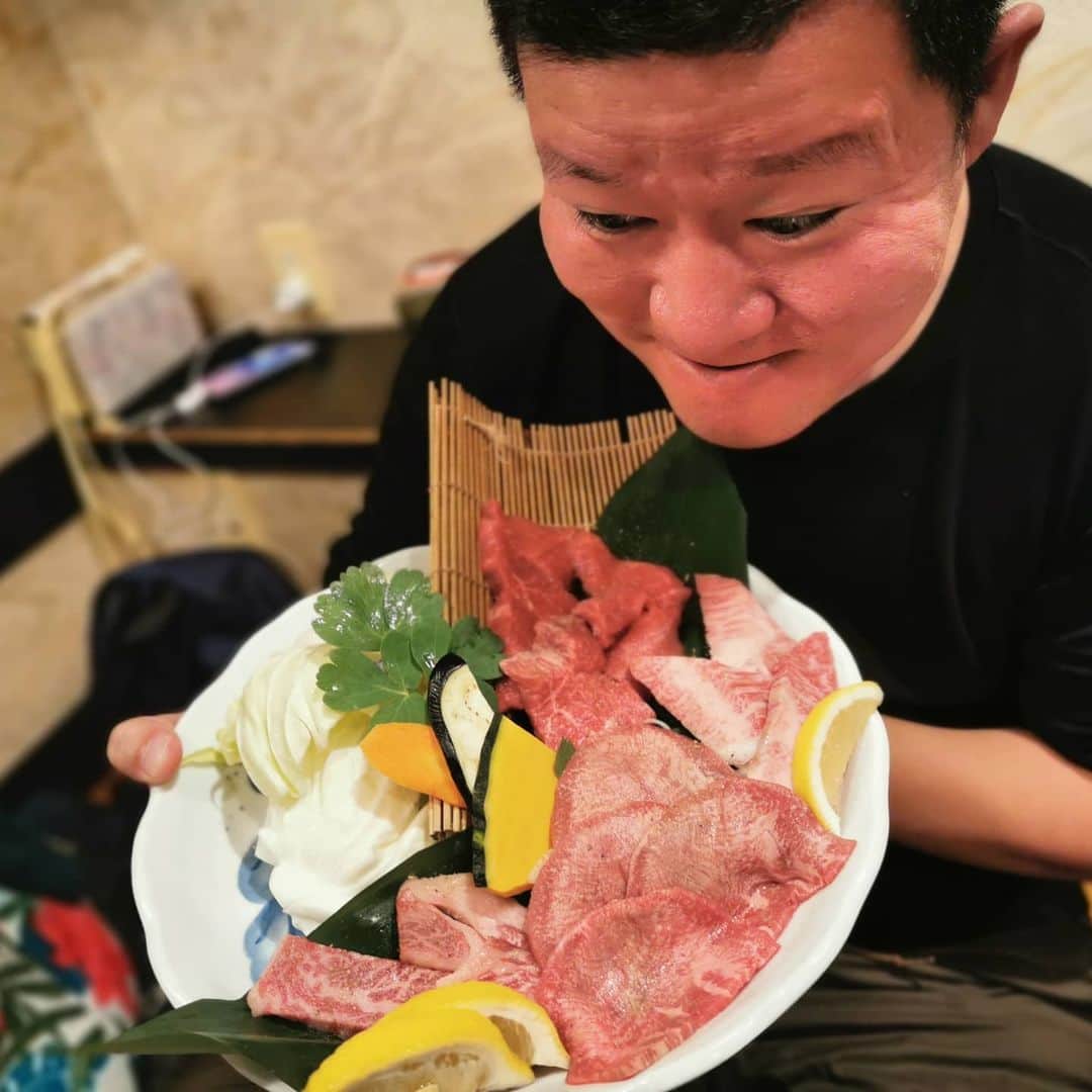 中園健士さんのインスタグラム写真 - (中園健士Instagram)「【お金がないから無理】﻿ 中園有料コミュニティでの石垣島2泊3日﻿ 招待旅行終了！楽しかった！﻿ 明日から竹富島、西表島、小浜島、﻿ 黒島にのんびり１人旅します。﻿ さて、﻿ よく聞くのがこれ。﻿ お金がないから出来ない。﻿ そして時間がないから出来ない。﻿ も多いですねー。﻿ まずこの思考を辞めた方が﻿ いいと思うわけです。﻿ お金がないから出来ない、﻿ 時間がないから出来ない。﻿ ﻿ 　﻿ いやいや、だからやるんでしょｗ﻿ 　﻿ 今のあなたがそういう状態であれば﻿ ずっとお金がない、時間がない、﻿ という生活を続けていくことを﻿ 宣言しているようなものです。﻿ 　﻿ この時期で言うと﻿ 「宝くじが当たればなぁ。。。」﻿ 　﻿ とか。﻿ 　﻿ ドMなんじゃないだろうか？﻿ と思うんですよね。。。﻿ ﻿ 　﻿ 満員電車に毎日詰め込まれて﻿ 家と会社の往復で﻿ 消耗して家族の為に﻿ 働いて、自分を犠牲にして、、、。﻿ 　﻿ 　﻿ という生活をずっと﻿ やり続ける、という選択肢を﻿ 選んでる訳です。﻿ 　﻿ 　﻿ 全てを得ることって﻿ 初期の頃って難しいんですよね。﻿ 　﻿ 　﻿ 時間がないのに﻿ ネットサーフィンしたり﻿ スマホゲームしたり。﻿ 　﻿ 　﻿ 晩酌したり、﻿ テレビ見たり、無駄な﻿ 飲み会行ったり、﻿ 休日は家でダラダラ過ごしたり。﻿ 　﻿ 　﻿ 時間というのは自分で﻿ 作り出すもの。﻿ 　﻿ 　﻿ 上記のことを﻿ 断捨離して、犠牲にして﻿ 副業なりに全力で時間を捧げる。﻿ 　﻿ 　﻿ 一生じゃないんですよ。﻿ 半年間でも１年間でも﻿ 限定でバッサリ捨てて﻿ 取り組む、位の気概がある人は﻿ そりゃ稼げるようになりますよ。﻿ 　﻿ 　﻿ だってそんな人ほとんどいないから。﻿ 　﻿ 　﻿ 表面上の﻿ 「誰でも隙間時間で簡単に〜」﻿ 「好きなことだけして好きなことを収入に〜」﻿ 「楽して簡単スマホクリックで◯◯円〜」﻿ 　﻿ 　﻿ とか﻿ いつまで脳内お花畑なことに﻿ 騙され続けてるんだろう。﻿ 　﻿ 　﻿ と感じる訳です。﻿ 　﻿ 　﻿ 努力しようよ。﻿ お金を稼ぐことは﻿ 簡単じゃない。﻿ 　﻿ 　﻿ でも１００％全員﻿ 誰にでも出来ることです。﻿ ﻿ 　﻿ お金がないからできない。﻿ 時間がないからできない。﻿ って人は﻿ 基本的には﻿ お金があっても時間があっても﻿ 出来ない人多い気がしますね。  #稼ぎたい人  #稼ぎたい方募集中  #稼ぎ方  #稼ぎたい女子  #稼ぎたい  #稼ぎたいです  #稼ぎたい方  #稼ぐ女子  #稼ぐ方法  #稼ぐ女の子  #稼ぐ手段  #稼ぐ主婦  #稼ぐ力  #稼ぐママ  #稼ぐ女性」11月29日 19時40分 - nakazono.kenji