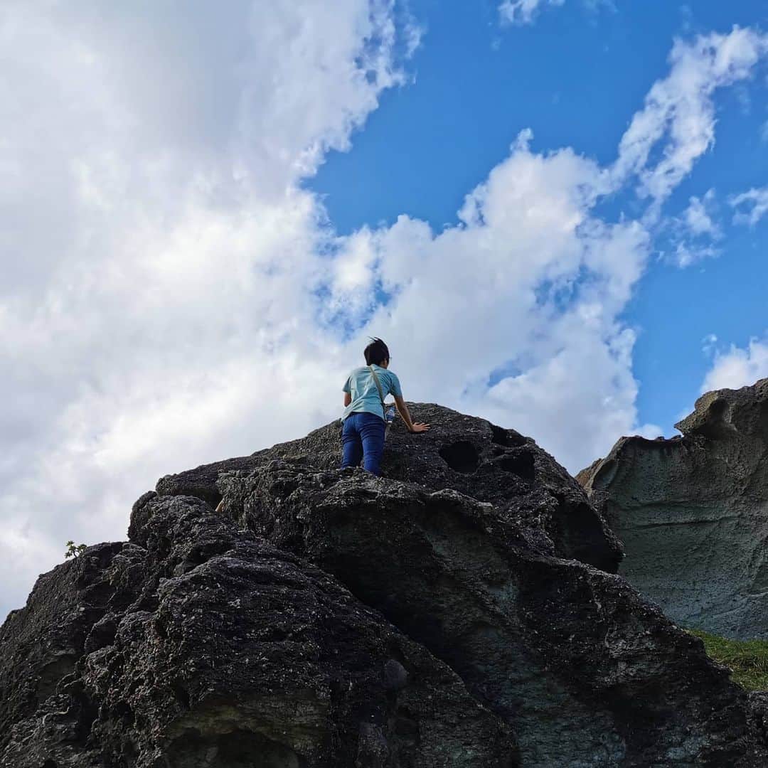 中園健士さんのインスタグラム写真 - (中園健士Instagram)「【お金がないから無理】﻿ 中園有料コミュニティでの石垣島2泊3日﻿ 招待旅行終了！楽しかった！﻿ 明日から竹富島、西表島、小浜島、﻿ 黒島にのんびり１人旅します。﻿ さて、﻿ よく聞くのがこれ。﻿ お金がないから出来ない。﻿ そして時間がないから出来ない。﻿ も多いですねー。﻿ まずこの思考を辞めた方が﻿ いいと思うわけです。﻿ お金がないから出来ない、﻿ 時間がないから出来ない。﻿ ﻿ 　﻿ いやいや、だからやるんでしょｗ﻿ 　﻿ 今のあなたがそういう状態であれば﻿ ずっとお金がない、時間がない、﻿ という生活を続けていくことを﻿ 宣言しているようなものです。﻿ 　﻿ この時期で言うと﻿ 「宝くじが当たればなぁ。。。」﻿ 　﻿ とか。﻿ 　﻿ ドMなんじゃないだろうか？﻿ と思うんですよね。。。﻿ ﻿ 　﻿ 満員電車に毎日詰め込まれて﻿ 家と会社の往復で﻿ 消耗して家族の為に﻿ 働いて、自分を犠牲にして、、、。﻿ 　﻿ 　﻿ という生活をずっと﻿ やり続ける、という選択肢を﻿ 選んでる訳です。﻿ 　﻿ 　﻿ 全てを得ることって﻿ 初期の頃って難しいんですよね。﻿ 　﻿ 　﻿ 時間がないのに﻿ ネットサーフィンしたり﻿ スマホゲームしたり。﻿ 　﻿ 　﻿ 晩酌したり、﻿ テレビ見たり、無駄な﻿ 飲み会行ったり、﻿ 休日は家でダラダラ過ごしたり。﻿ 　﻿ 　﻿ 時間というのは自分で﻿ 作り出すもの。﻿ 　﻿ 　﻿ 上記のことを﻿ 断捨離して、犠牲にして﻿ 副業なりに全力で時間を捧げる。﻿ 　﻿ 　﻿ 一生じゃないんですよ。﻿ 半年間でも１年間でも﻿ 限定でバッサリ捨てて﻿ 取り組む、位の気概がある人は﻿ そりゃ稼げるようになりますよ。﻿ 　﻿ 　﻿ だってそんな人ほとんどいないから。﻿ 　﻿ 　﻿ 表面上の﻿ 「誰でも隙間時間で簡単に〜」﻿ 「好きなことだけして好きなことを収入に〜」﻿ 「楽して簡単スマホクリックで◯◯円〜」﻿ 　﻿ 　﻿ とか﻿ いつまで脳内お花畑なことに﻿ 騙され続けてるんだろう。﻿ 　﻿ 　﻿ と感じる訳です。﻿ 　﻿ 　﻿ 努力しようよ。﻿ お金を稼ぐことは﻿ 簡単じゃない。﻿ 　﻿ 　﻿ でも１００％全員﻿ 誰にでも出来ることです。﻿ ﻿ 　﻿ お金がないからできない。﻿ 時間がないからできない。﻿ って人は﻿ 基本的には﻿ お金があっても時間があっても﻿ 出来ない人多い気がしますね。  #稼ぎたい人  #稼ぎたい方募集中  #稼ぎ方  #稼ぎたい女子  #稼ぎたい  #稼ぎたいです  #稼ぎたい方  #稼ぐ女子  #稼ぐ方法  #稼ぐ女の子  #稼ぐ手段  #稼ぐ主婦  #稼ぐ力  #稼ぐママ  #稼ぐ女性」11月29日 19時40分 - nakazono.kenji