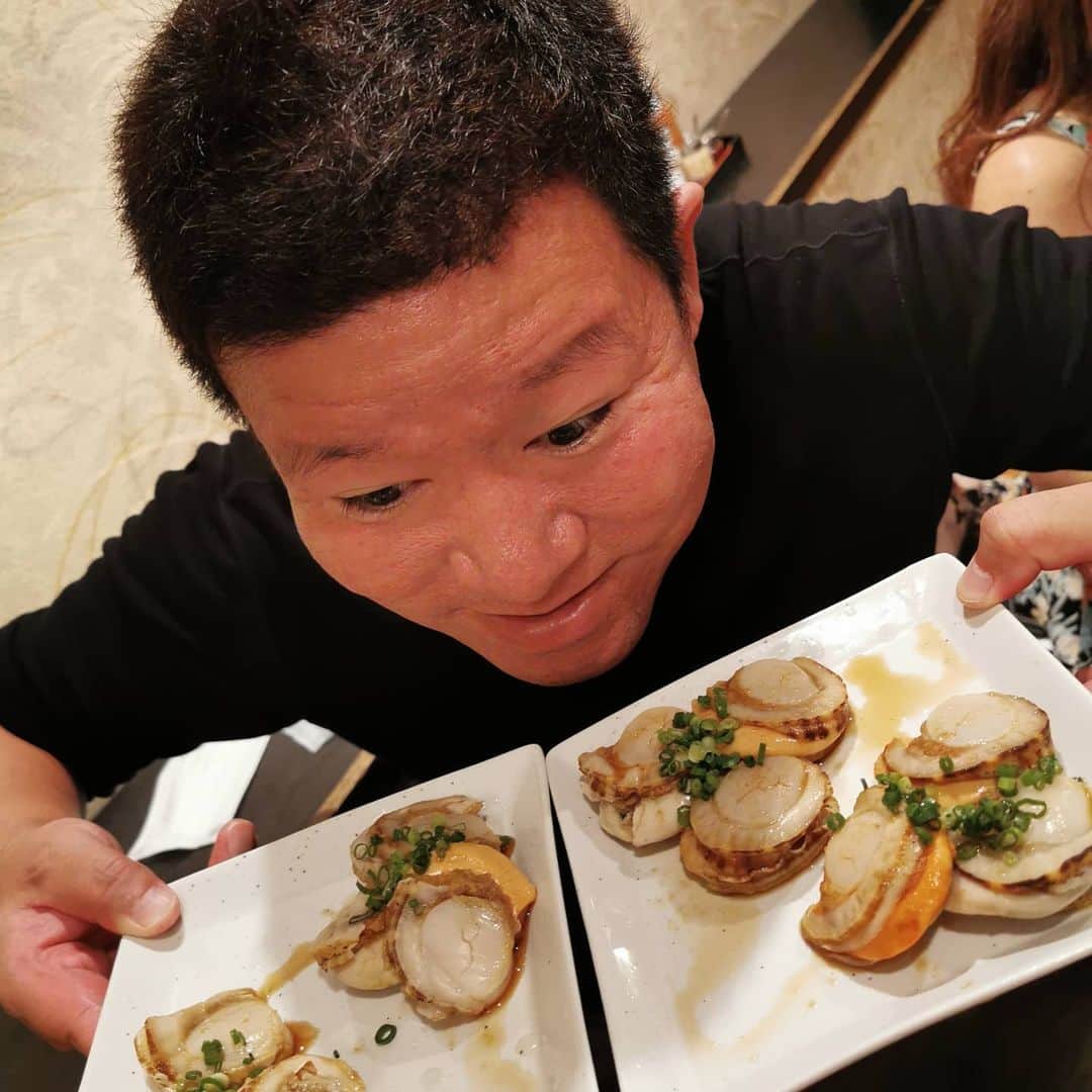 中園健士さんのインスタグラム写真 - (中園健士Instagram)「【お金がないから無理】﻿ 中園有料コミュニティでの石垣島2泊3日﻿ 招待旅行終了！楽しかった！﻿ 明日から竹富島、西表島、小浜島、﻿ 黒島にのんびり１人旅します。﻿ さて、﻿ よく聞くのがこれ。﻿ お金がないから出来ない。﻿ そして時間がないから出来ない。﻿ も多いですねー。﻿ まずこの思考を辞めた方が﻿ いいと思うわけです。﻿ お金がないから出来ない、﻿ 時間がないから出来ない。﻿ ﻿ 　﻿ いやいや、だからやるんでしょｗ﻿ 　﻿ 今のあなたがそういう状態であれば﻿ ずっとお金がない、時間がない、﻿ という生活を続けていくことを﻿ 宣言しているようなものです。﻿ 　﻿ この時期で言うと﻿ 「宝くじが当たればなぁ。。。」﻿ 　﻿ とか。﻿ 　﻿ ドMなんじゃないだろうか？﻿ と思うんですよね。。。﻿ ﻿ 　﻿ 満員電車に毎日詰め込まれて﻿ 家と会社の往復で﻿ 消耗して家族の為に﻿ 働いて、自分を犠牲にして、、、。﻿ 　﻿ 　﻿ という生活をずっと﻿ やり続ける、という選択肢を﻿ 選んでる訳です。﻿ 　﻿ 　﻿ 全てを得ることって﻿ 初期の頃って難しいんですよね。﻿ 　﻿ 　﻿ 時間がないのに﻿ ネットサーフィンしたり﻿ スマホゲームしたり。﻿ 　﻿ 　﻿ 晩酌したり、﻿ テレビ見たり、無駄な﻿ 飲み会行ったり、﻿ 休日は家でダラダラ過ごしたり。﻿ 　﻿ 　﻿ 時間というのは自分で﻿ 作り出すもの。﻿ 　﻿ 　﻿ 上記のことを﻿ 断捨離して、犠牲にして﻿ 副業なりに全力で時間を捧げる。﻿ 　﻿ 　﻿ 一生じゃないんですよ。﻿ 半年間でも１年間でも﻿ 限定でバッサリ捨てて﻿ 取り組む、位の気概がある人は﻿ そりゃ稼げるようになりますよ。﻿ 　﻿ 　﻿ だってそんな人ほとんどいないから。﻿ 　﻿ 　﻿ 表面上の﻿ 「誰でも隙間時間で簡単に〜」﻿ 「好きなことだけして好きなことを収入に〜」﻿ 「楽して簡単スマホクリックで◯◯円〜」﻿ 　﻿ 　﻿ とか﻿ いつまで脳内お花畑なことに﻿ 騙され続けてるんだろう。﻿ 　﻿ 　﻿ と感じる訳です。﻿ 　﻿ 　﻿ 努力しようよ。﻿ お金を稼ぐことは﻿ 簡単じゃない。﻿ 　﻿ 　﻿ でも１００％全員﻿ 誰にでも出来ることです。﻿ ﻿ 　﻿ お金がないからできない。﻿ 時間がないからできない。﻿ って人は﻿ 基本的には﻿ お金があっても時間があっても﻿ 出来ない人多い気がしますね。  #稼ぎたい人  #稼ぎたい方募集中  #稼ぎ方  #稼ぎたい女子  #稼ぎたい  #稼ぎたいです  #稼ぎたい方  #稼ぐ女子  #稼ぐ方法  #稼ぐ女の子  #稼ぐ手段  #稼ぐ主婦  #稼ぐ力  #稼ぐママ  #稼ぐ女性」11月29日 19時40分 - nakazono.kenji