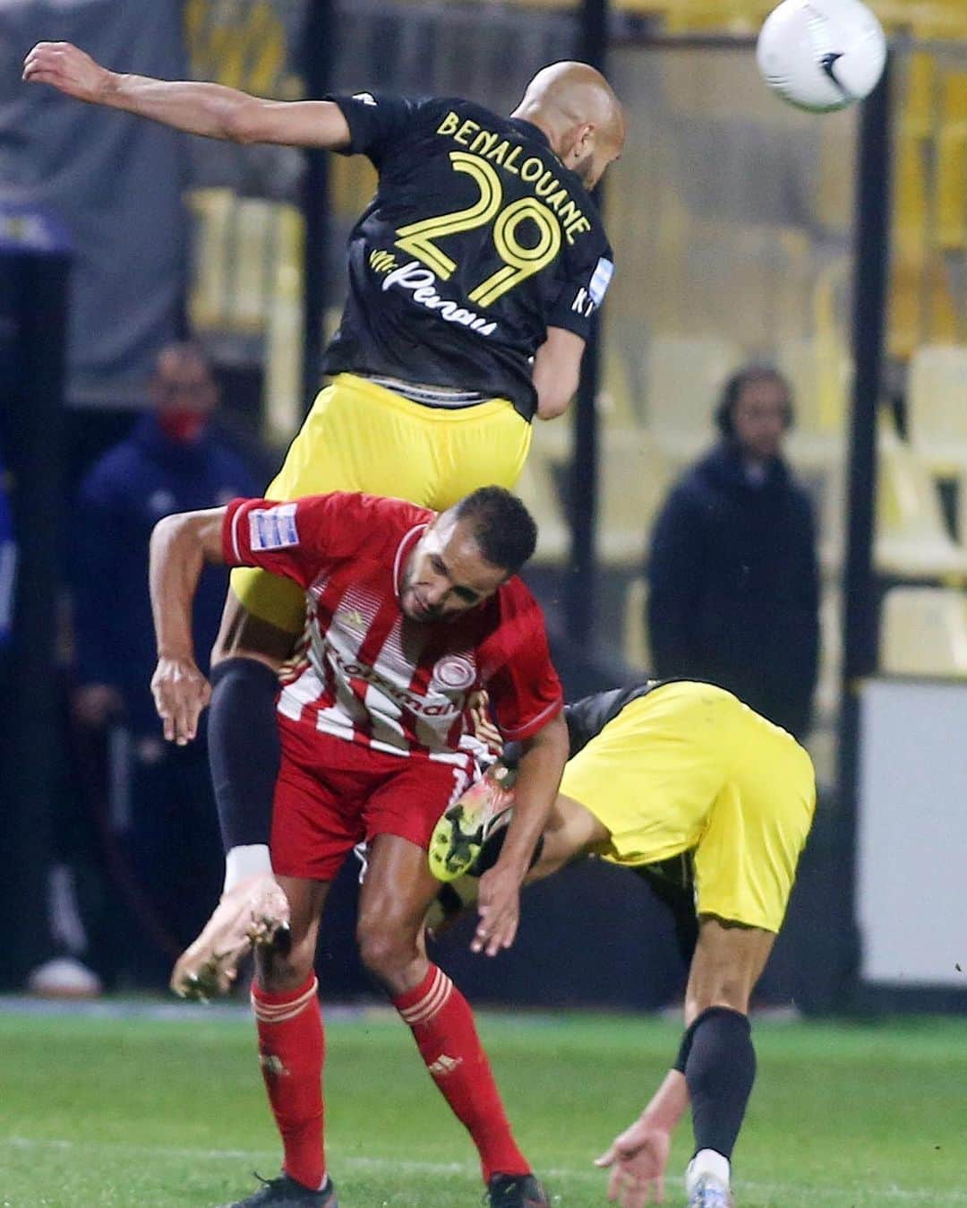 ヨアン・ベナルアンのインスタグラム：「Unfortunately we didn’t take the 3 points but I believe in a brightly future , our team show lots of quality yesterday....we will keep fighting to come back at the first position #vamosaris 💛」