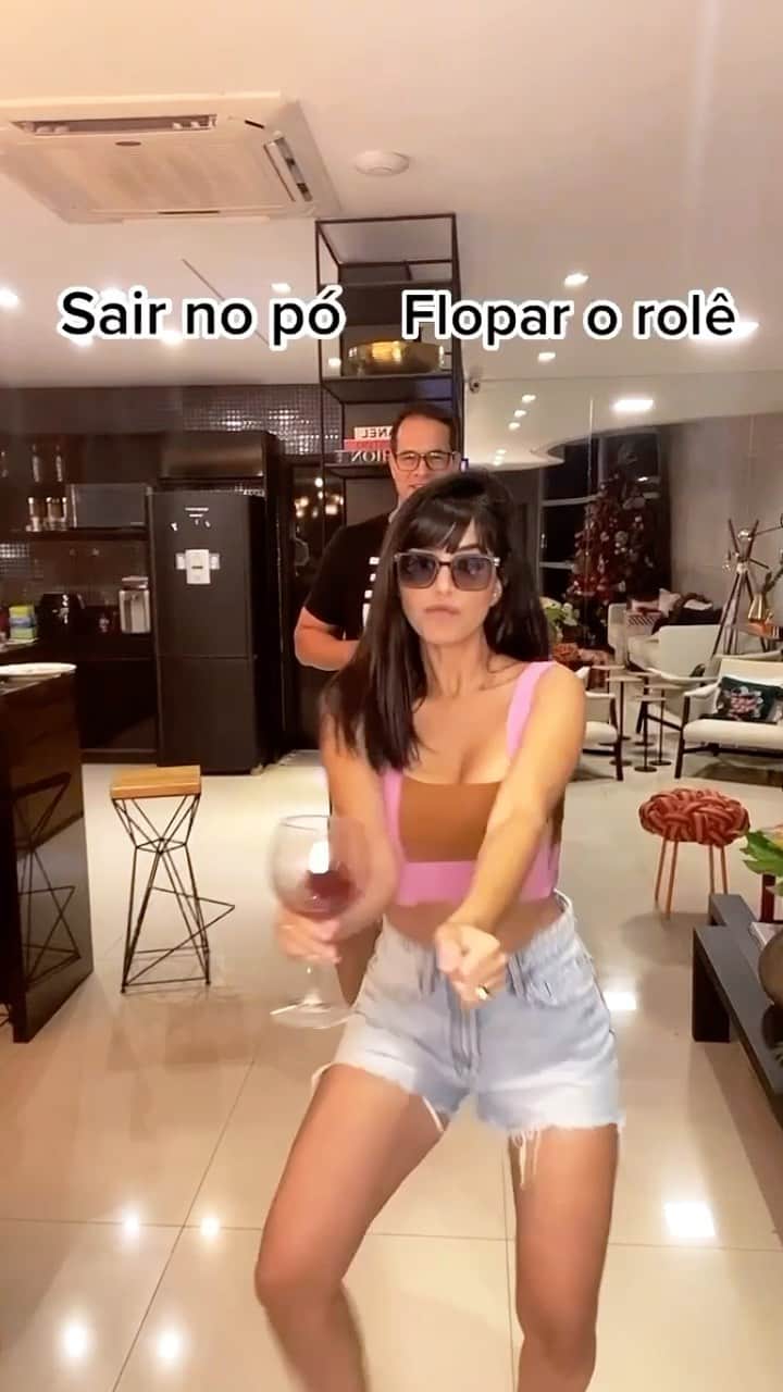 Gabriela Salesのインスタグラム：「Teve participação especial até do Luige kkkk. Com quem você se identifica mais? 😛😛. Se flopar foi a hora 😂😂😂 - @abraomeron @levibastosoficial」
