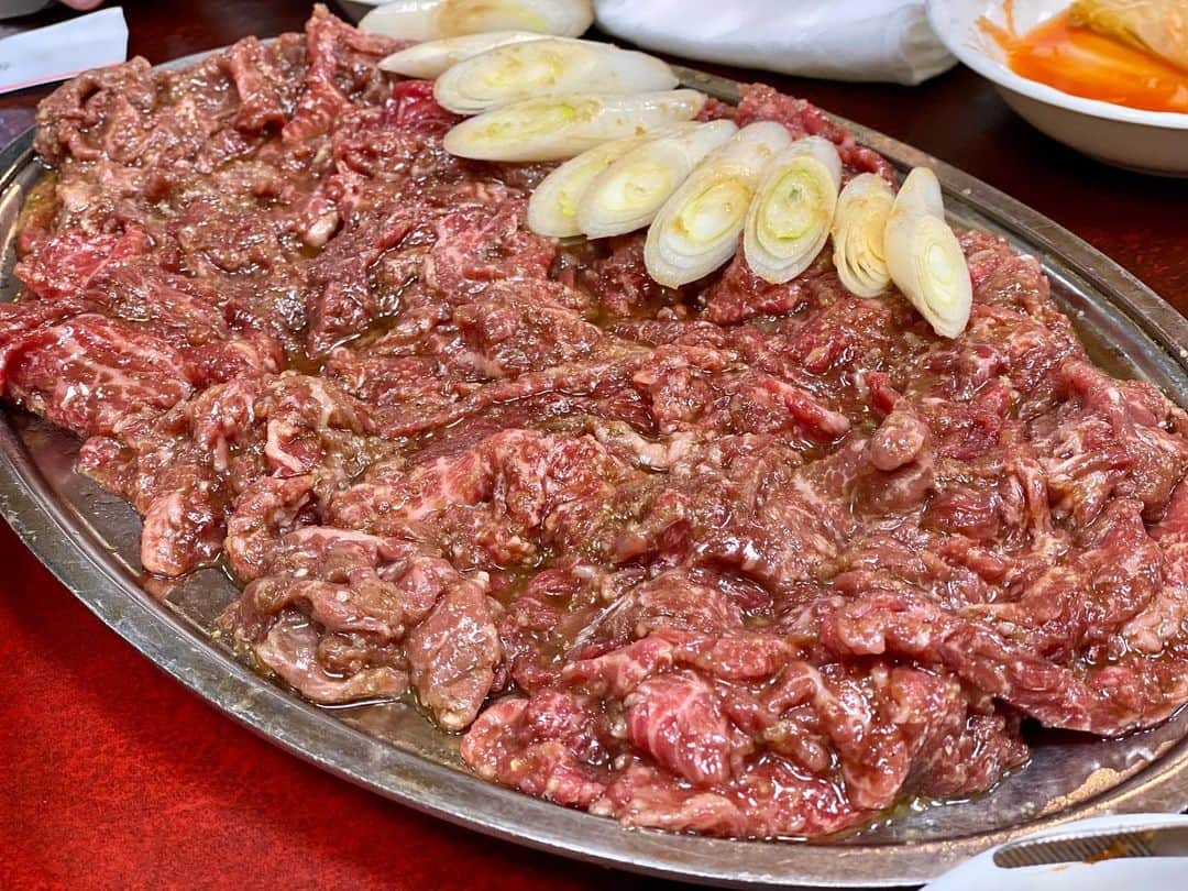 迫田愛子のインスタグラム：「女将さんを前にすると、スッと背筋が伸びる老舗焼肉店です。﻿ ﻿ “飲めるロース”と有名なお店ですが、女将さんは「ロースは飲めませんよ。」だ、そうです。w﻿ ﻿ 女将さんをあだ名で呼ぶ常連様にお連れ頂き、一層背筋を伸ばし美味しいお肉をたくさん食べさせて頂きました✨✨﻿ ﻿ ロースは飲めませんが最高に美味しいライスオンザロース❤️﻿ 味変でアミが効いたキムチダレを少し垂らして頂くのも痺れる美味しさでした‼︎﻿ ﻿ ﻿ わたし、こちらの予約を取る為にiPhoneの充電切れるまで電話した事有り〼。﻿ 結果取れなかった。爆﻿ ﻿ はぁ❤️また予約日頑張って電話したい。 ﻿ #美味しい焼肉﻿」