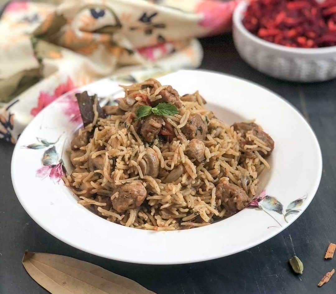 Archana's Kitchenさんのインスタグラム写真 - (Archana's KitchenInstagram)「If you are craving biryani then you must try this Pudina Mushroom And Soya Biryani Recipe, it is a high protein vegetarian biryani with soya chunks, flavoured with mint and whole spices, making it a delicious Sunday afternoon meal.  Get the recipe from the smart.bio link in my profile @archanaskitchen . . . . . #recipes #easyrecipes #archanaskitchen #healthyeating #rice #ricerecipes #chillichicken #chinesechillichicken #highprotein #homemadefood #eatfit #cooking #food #healthyrecipes #foodphotography #recipeoftheday #comfortfood #deliciousfood #delicious #instayum #food」11月29日 14時30分 - archanaskitchen