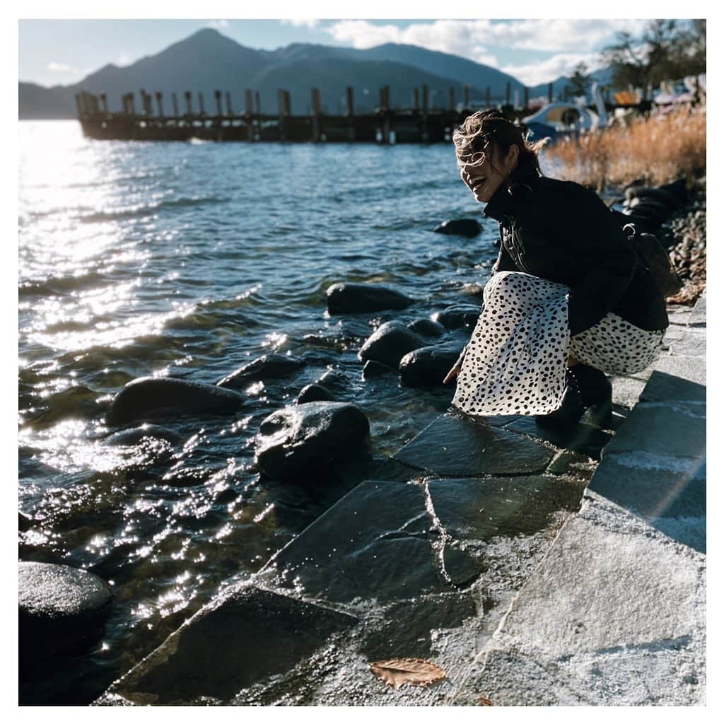 ARIKAのインスタグラム：「中禅寺湖𓇼𓈒 . 1枚目、めっちゃ笑顔🤣♥️ 紅葉メインで日光に来て山道超えて辿りついた先には枯れたハゲちゃびんな木しかなかった…笑 おまけにとても寒くて ガッカリ超えて面白かった🤣笑  私らいつも弾丸だしネットで調べて時期がずれてたとしても、もしかしたら！？ってゆう少しの期待と自分の目で見たものしか信じない思考だから、、、笑  それにしても見事に枯れてたね🍂爆笑 これから少しはネット情報信用致します。笑 . #枯葉 #湖 #中禅寺湖 #日光 #ドライブ #drive #紅葉 #冬 #winter #friend #workout #makeup #hair #me #girl #swag #l4l #love #selfie #bestoftheday #followme #dog #lovedogs #お洒落さんと繋がりたい #旅行 #旅行好きな人と繋がりたい #旅行好き女子 #instagood #smile #shotoniphone」
