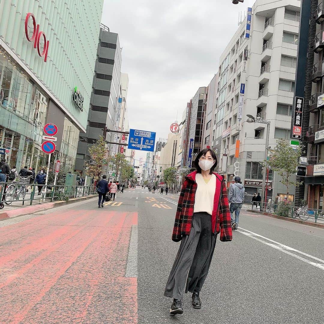 のインスタグラム：「曇り@新宿 ・ 昨日はとってもいいお天気だったんですけど、出かけたのは暗くなってからで（めちゃ寒かった！）、今日は昼間に外に出たけどご覧のようなどんより空でした。 ・ あと数日で12月。 異例尽くしの年もラスト1ヶ月ですね！ 寒さとともにいろんな規制もまた厳しくなりそうですけれど、めげずに淡々とまいりましょう😊 ・ ・ 写真、1枚目は新宿三丁目のホコ天です。 向かって左側手前に大好きな「世界堂」があります。 A3ファイルと消せるボールペンを買ってきました✨ ・ 2,3枚目は先日購入したオリーブオイル・ノヴェッロです。 香り高くとっても美味しいです☺️ この色✨綺麗でしょー✨ ノヴェッロはまだまだ12月半ばまでいろんな銘柄が届きます。楽しみです！ ・ ・ ・ #shinjuku #oliveoil #novello  #voiceover #voiceactor #japanesevoiceover #japanesevoiceactor #narrator #voicedemo → @saolisample ←#こんな声です #ナレーター #西原さおり」