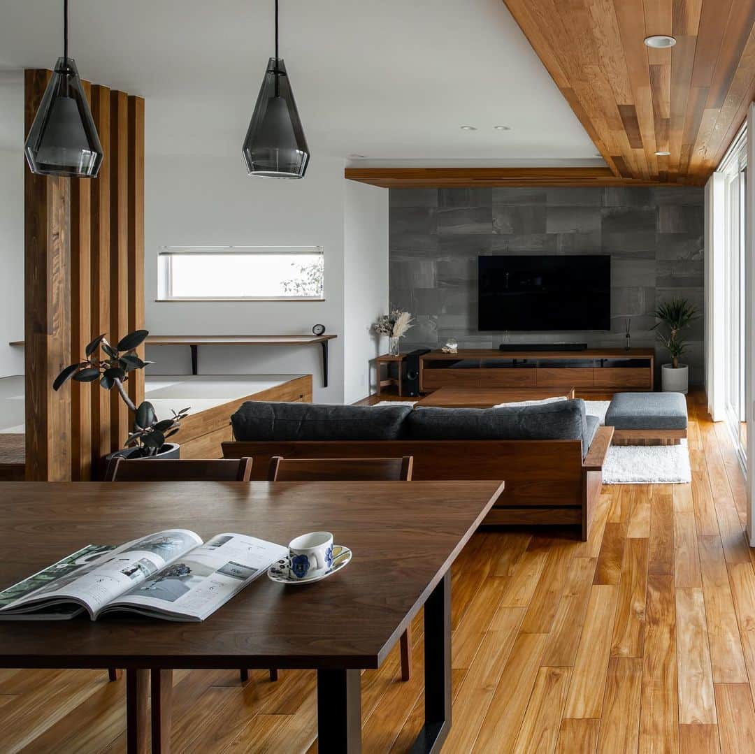 ルポハウス一級建築士事務所さんのインスタグラム写真 - (ルポハウス一級建築士事務所Instagram)「・ ・ ・ LDKに畳コーナーとどこを切り取っても個性的なのに、一体感のある空間。 ・ レッドシダーの下がり天井や化粧柱、無垢床が放つ木の風合いを、デザイン性の高いテレビ後方の壁がぐっと引き締めます。 ・ ・ ・ 𓐌𓐌𓐌𓐌𓐌𓐌𓐌𓐌𓐌𓐌𓐌𓐌𓐌𓐌𓐌𓐌𓐌𓐌  ルポハウスの施工事例はこちらまで☞ @reposhouse  𓐌𓐌𓐌𓐌𓐌𓐌𓐌𓐌𓐌𓐌𓐌𓐌𓐌𓐌𓐌𓐌𓐌𓐌 #ルポハウス は#ちょっとかっこいい家 を"友人のために" という思いでつくっています。 一生に一度の#マイホーム。 「あなたにしかできない」×「ルポハウスだからできる」で、 私たちだけの#家づくり を思いっきり楽しんでみませんか？！ ・ ・ ・ #住宅 #注文住宅 #新築一戸建て #デザイナーズ住宅  #一級建築士事務所 #設計事務所  #滋賀県大津市 #滋賀県草津市 #滋賀県栗東市  #滋賀県近江八幡市 #リビングインテリア #ダイニングインテリア #エコカラット #ストーングレース #下がり天井 #レッドシダー天井 #無垢床 #チーク床 #myhome #instahouse #design #instahome #myhouseidea」11月29日 14時33分 - reposhouse