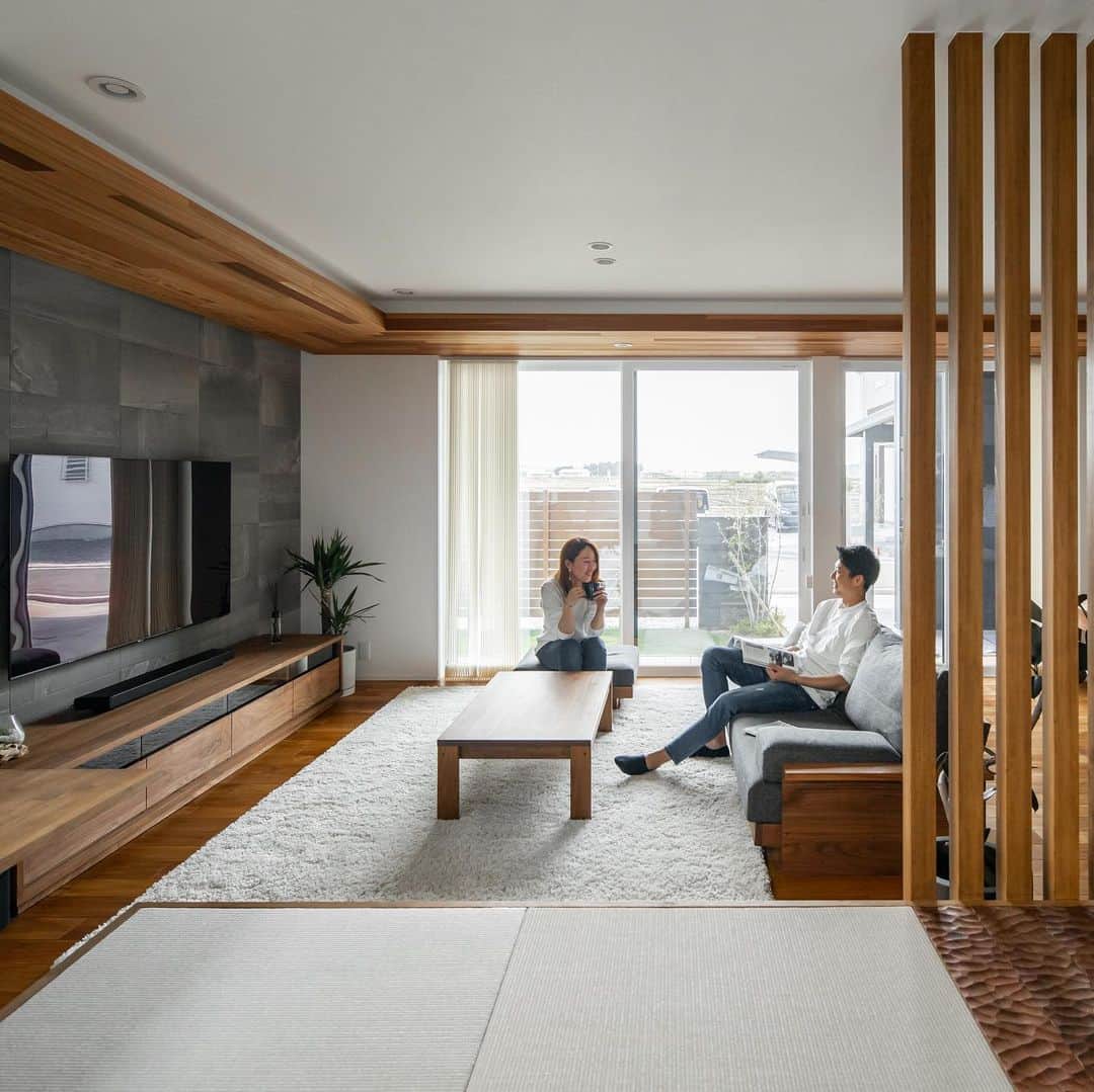 ルポハウス一級建築士事務所さんのインスタグラム写真 - (ルポハウス一級建築士事務所Instagram)「・ ・ ・ LDKに畳コーナーとどこを切り取っても個性的なのに、一体感のある空間。 ・ レッドシダーの下がり天井や化粧柱、無垢床が放つ木の風合いを、デザイン性の高いテレビ後方の壁がぐっと引き締めます。 ・ ・ ・ 𓐌𓐌𓐌𓐌𓐌𓐌𓐌𓐌𓐌𓐌𓐌𓐌𓐌𓐌𓐌𓐌𓐌𓐌  ルポハウスの施工事例はこちらまで☞ @reposhouse  𓐌𓐌𓐌𓐌𓐌𓐌𓐌𓐌𓐌𓐌𓐌𓐌𓐌𓐌𓐌𓐌𓐌𓐌 #ルポハウス は#ちょっとかっこいい家 を"友人のために" という思いでつくっています。 一生に一度の#マイホーム。 「あなたにしかできない」×「ルポハウスだからできる」で、 私たちだけの#家づくり を思いっきり楽しんでみませんか？！ ・ ・ ・ #住宅 #注文住宅 #新築一戸建て #デザイナーズ住宅  #一級建築士事務所 #設計事務所  #滋賀県大津市 #滋賀県草津市 #滋賀県栗東市  #滋賀県近江八幡市 #リビングインテリア #ダイニングインテリア #エコカラット #ストーングレース #下がり天井 #レッドシダー天井 #無垢床 #チーク床 #myhome #instahouse #design #instahome #myhouseidea」11月29日 14時33分 - reposhouse