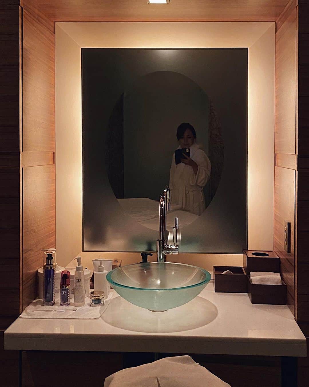 久林紘子さんのインスタグラム写真 - (久林紘子Instagram)「🧖‍♀️SPA TIME💆‍♀️  少し早めに着いてcheckinしたもののお部屋は15時以降ということで、先にプールへ。 これが大正解。checkin時間以降は混雑防止で予約待ちになっていました。  プールの後は、以前から噂には聞いていたMIZUKI SPAへ🙏 SPAなんて片手で数える位しか行ったことないけど、感動するくらいお上手だった！！😭 お願いしたのは「パーソナライズドボディ」90分でその日の調子に合わせてカスタムメイドボディトリートメント。  最近ずっと偏頭痛と眼精疲労が慢性的にあって頭痛薬飲んじゃってたのだけど、筋膜リリースばりの容赦ないマッサージで(弱めてもらうか悩んだけどこれを超えた先に見える世界があると思って我慢した😇)終わったらすごい解消されてて超スッキリ😳😳😳 肩はマッサージすごくて筋肉痛状態。あれ、筋膜リリースもやってくださったんですか？って聞いたら、マッサージだけです😅と。愚問でした🤣そのくらいすごかった👏👏 身体の悲鳴と向き合いながら、身体のそれぞれのパーツに感謝しながら自分の身体と向き合う時間になりました🙏 たまには身体の声を聞かねばと考えさせられる機会になりました🧖‍♀️ ＿＿＿＿＿＿＿＿＿＿＿＿＿＿＿＿＿＿＿＿＿＿  #conradtokyo #conrad #conradhotel #コンラッド東京 ﻿#ステイケーション #ワーケーション #ホテル好き ﻿#ホテル好きな人と繋がりたい #ホテルステイ #東京ホテル #バスローブ #conradspa #mizukispa #コンラッドスパ #スパトリートメント」11月29日 14時34分 - rohicocco