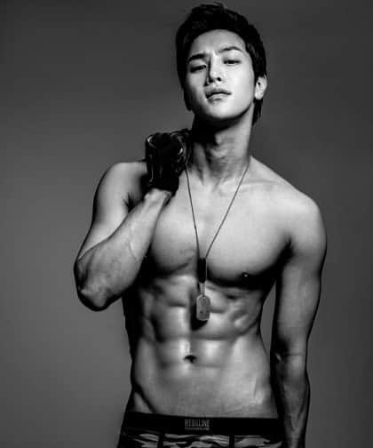Lee Si-gangのインスタグラム：「운동을 해야 되는데  코로나 때문에 헬스장을 못가네요🏋‍♂️ 주말 행복하게 보내고 계신가요? 머하구 있어요?  コロナでジムいけないのが めちゃくちゃ大変。 週末、何してるの？」