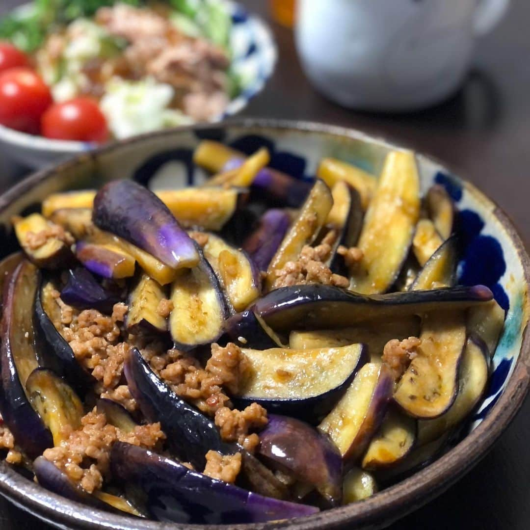 白鳥久美子さんのインスタグラム写真 - (白鳥久美子Instagram)「ベランダで育ったナスで 麻婆茄子。 クックドゥです。 クックドゥは間違いないですゆえ。  ナスは皮が固かったです。 終わりかけのナスの皮は どこかで噛んだことのある 噛みごたえ  ああ、ゴムボールだ。 ゴムボール。  それでもむしゃむしゃいけたのは 全部そうさ クックドゥの ポテンシャル。」11月29日 14時50分 - tanpopo_shiratori