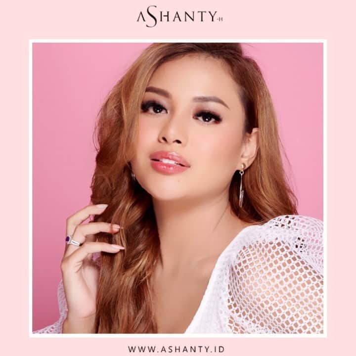 ASHANTY BEAUTY CREAM OFFICIALのインスタグラム：「⚡️LAST DAY !!! JANGAN LUPA ADA FLASH SALE JSM⚡️  Kapan lagi ladies kamu bisa dapatkan Ashanty Beauty Cream hanya Rp 450.000,- sudah FREE Lipmatte juga loh 😍  Pesan sekarang juga yuk sebelum kehabisan 🛍  _____________________________ Informasi dan pemesanan  Ashanty Beauty Cream Chat Via WA : WA: 081293823950 WA: 081287388885 WA: 087778489900 WA: 085781140354 ⚡️ Fast Respons Click Link On Bio Instagram @ashantyid ❣️ ______________________________ #ashantybeautycream #creamashanty #skincareashanty #skincare #skincareartis #skincarelokal #creamwajah #creamperawatanwajah #obatjerawat #jerawat #kosmetik #krimwajah #creamwajah #whiteningcream #ashantyid #ashanty」