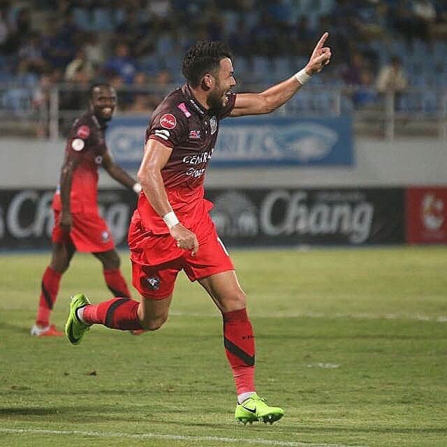 ヴィンセント・ケインさんのインスタグラム写真 - (ヴィンセント・ケインInstagram)「Ive had some good times over the years in Thailand. One last game, leggo! 💪😎❤️ #kv11 #lastgame #gogetit #3points #bangkokfc #songkhlaunited #buriramunited #portfc #airforceunited #kasetsartfc #customsutd #thaileague #thailand #football #thankyou」11月29日 14時44分 - kaynevincent_11