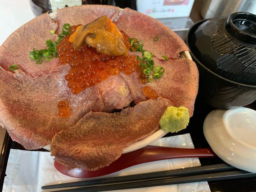 忍成修吾のインスタグラム：「本日、舞台『迷子の時間』 東京千秋楽です‼️ これまで沢山の方々に観劇頂き、本当に有難う御座います。 そして今日の公演を観に来てくれた方達にも感謝を申し上げます。 東京最終日という事で、カロリー高めの勝負飯をランチに頂きました😁 来月には大阪公演も控えていますが、これ以上コロナが感染拡大しない事を祈りつつ、大阪でも楽しんで頂ける事を願います🤞」
