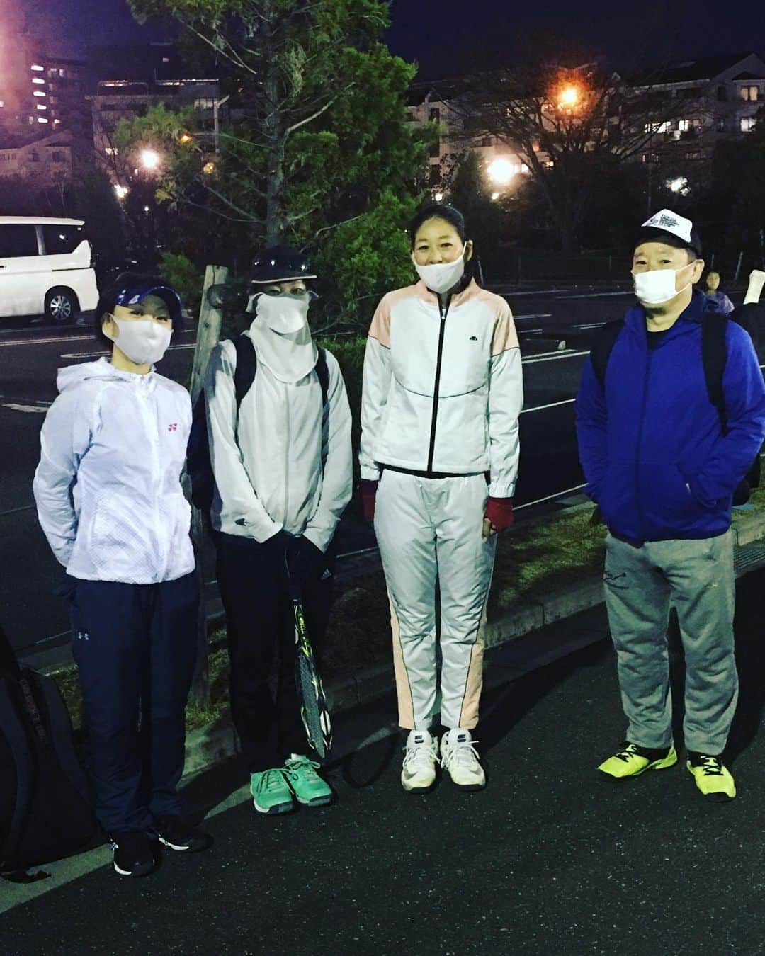のインスタグラム：「月一回の練習会。 楽しい時間をありがとうございました😊  風強めだったけど、晴れてよかったー☀️  待っててくれたパパ、子供達ありがとー。 上手に遊べるようになって、成長成長👏  #ellessejapan #headjapan #seikostennissalon #ファスティング」