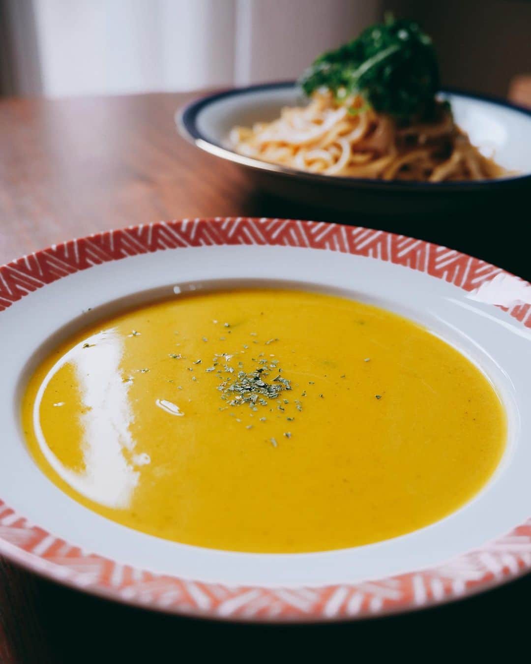 依吹怜のインスタグラム：「久々に #ibukitchen🧡　投稿。  かぼちゃの豆乳スープに 明太子のパスタ  軽めがよかったからバターを使わず めんつゆで味付けした。 サッパリしてよかったです。  最近、脂がキツい今日このごろ。  #ランチ #分かる人には分かるこのお皿🍺🤣」