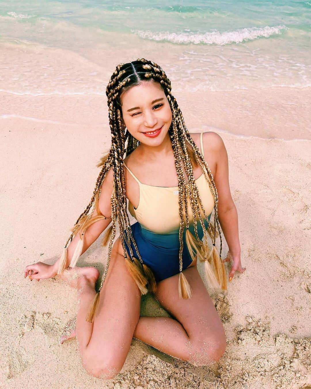 Yuriyaさんのインスタグラム写真 - (YuriyaInstagram)「Hair change❤️ 撮影終わってフリーダムになったのでリリカたちと本島で合流🐒✨ 爆笑してばっかり❤️素の爆笑を撮られてた😂 Make the change happen yourself💝 Photo & edit by @curlybaby_lilika  #リリカ写真撮るのも撮られるのもうますぎ #沖縄 #bikini #japanesegirl #ocean #braids #braidstyles #ブレイズ」11月29日 14時47分 - yuriya_michelle